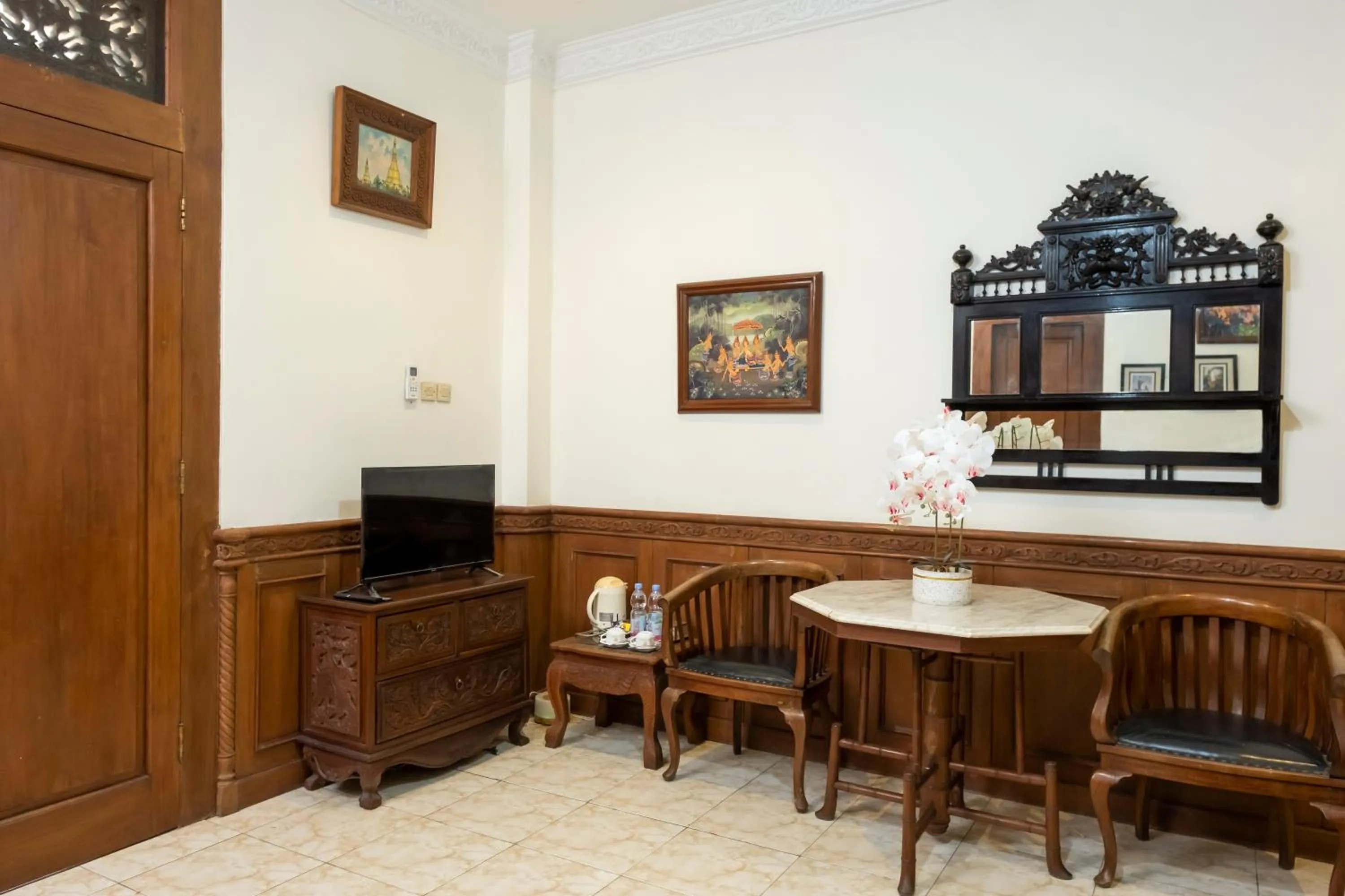 TV and multimedia in Rumah Pesik Art & Heritage Hotel