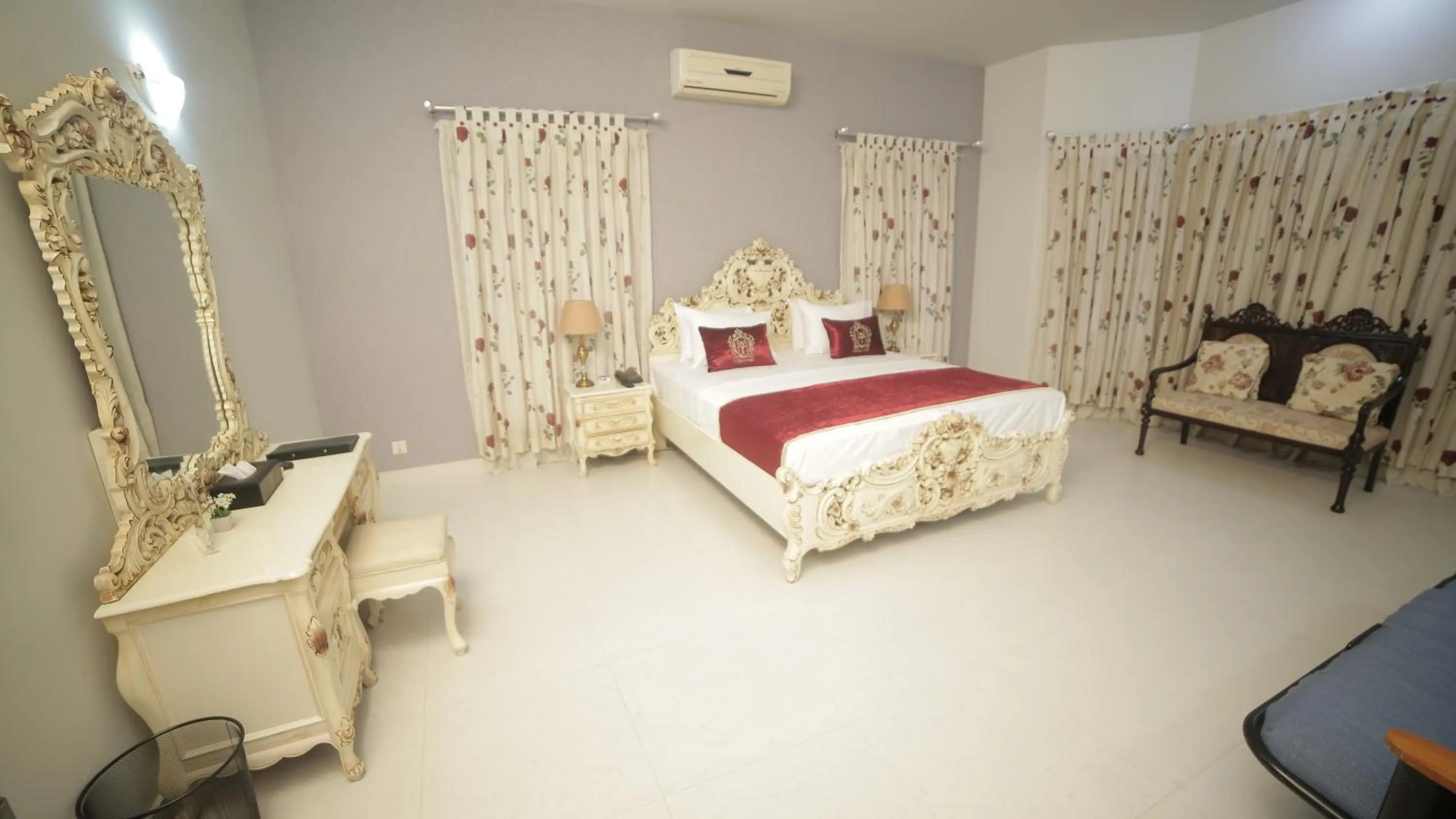 Bed in Four Squares by WI Hotel