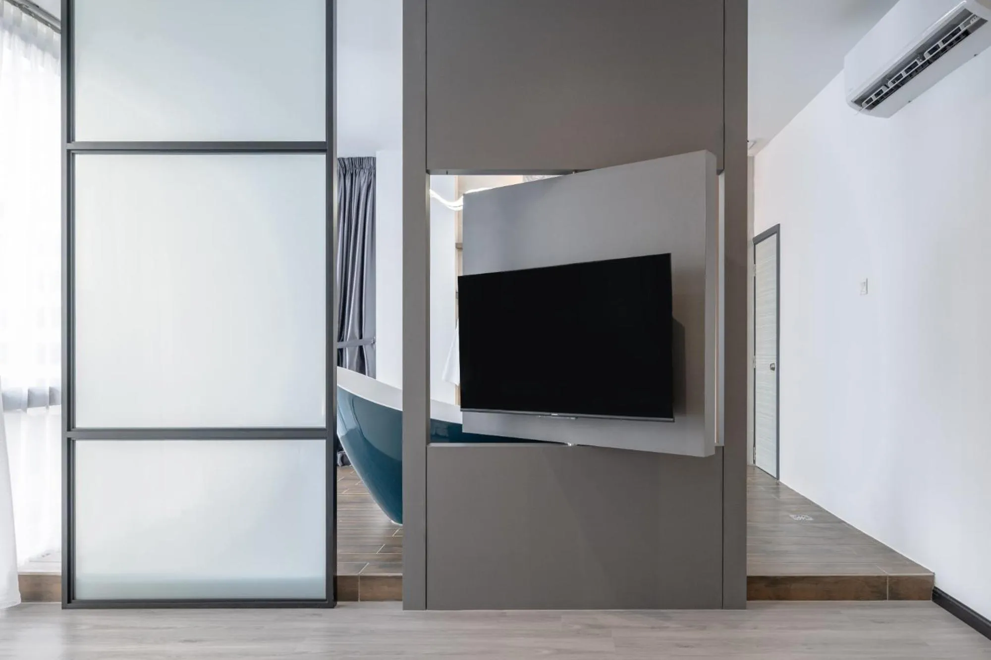 Communal lounge/ TV room in Saturn Hotel