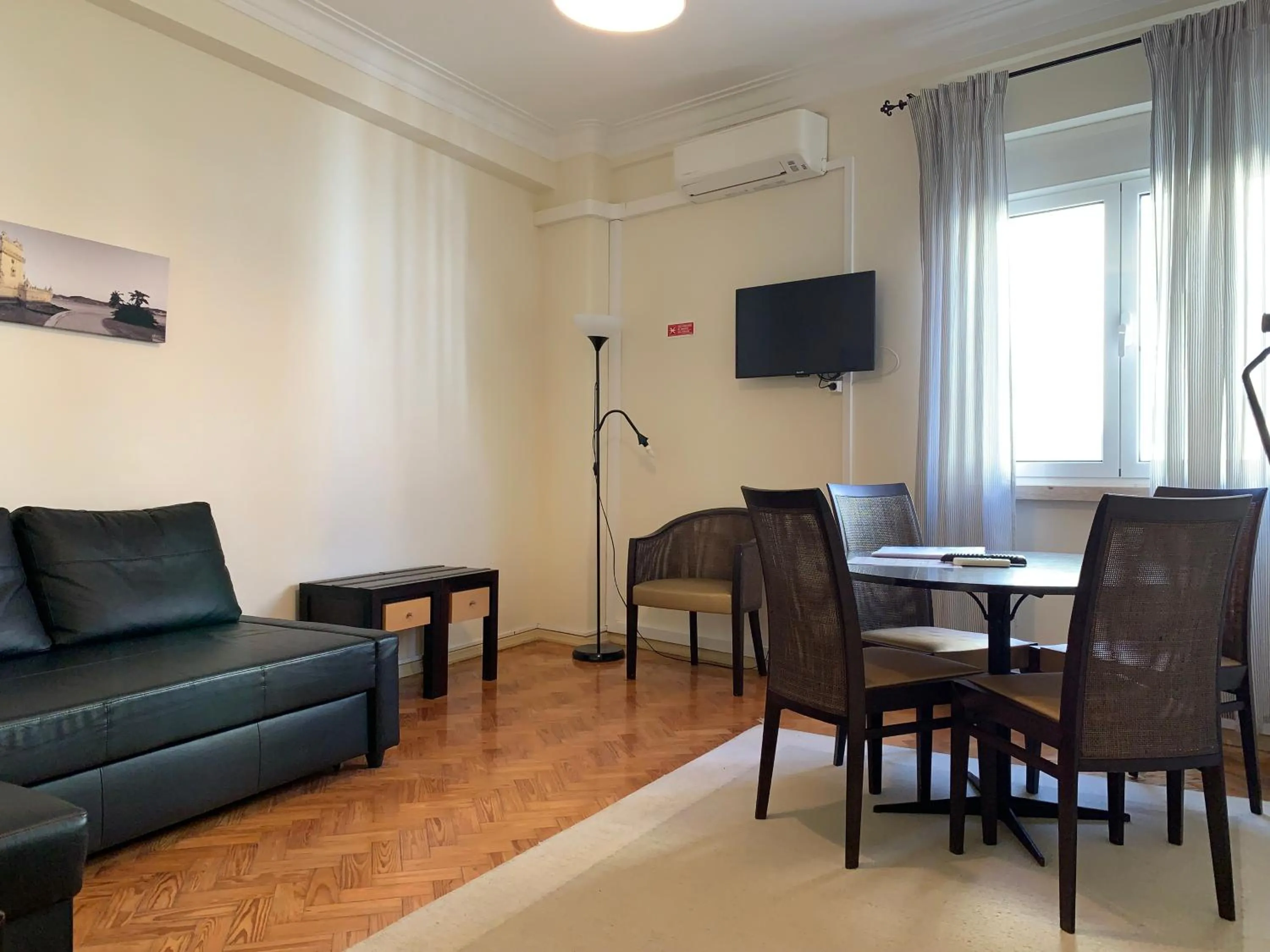 Communal lounge/ TV room in Discovery Apartment Expo - Aeroporto