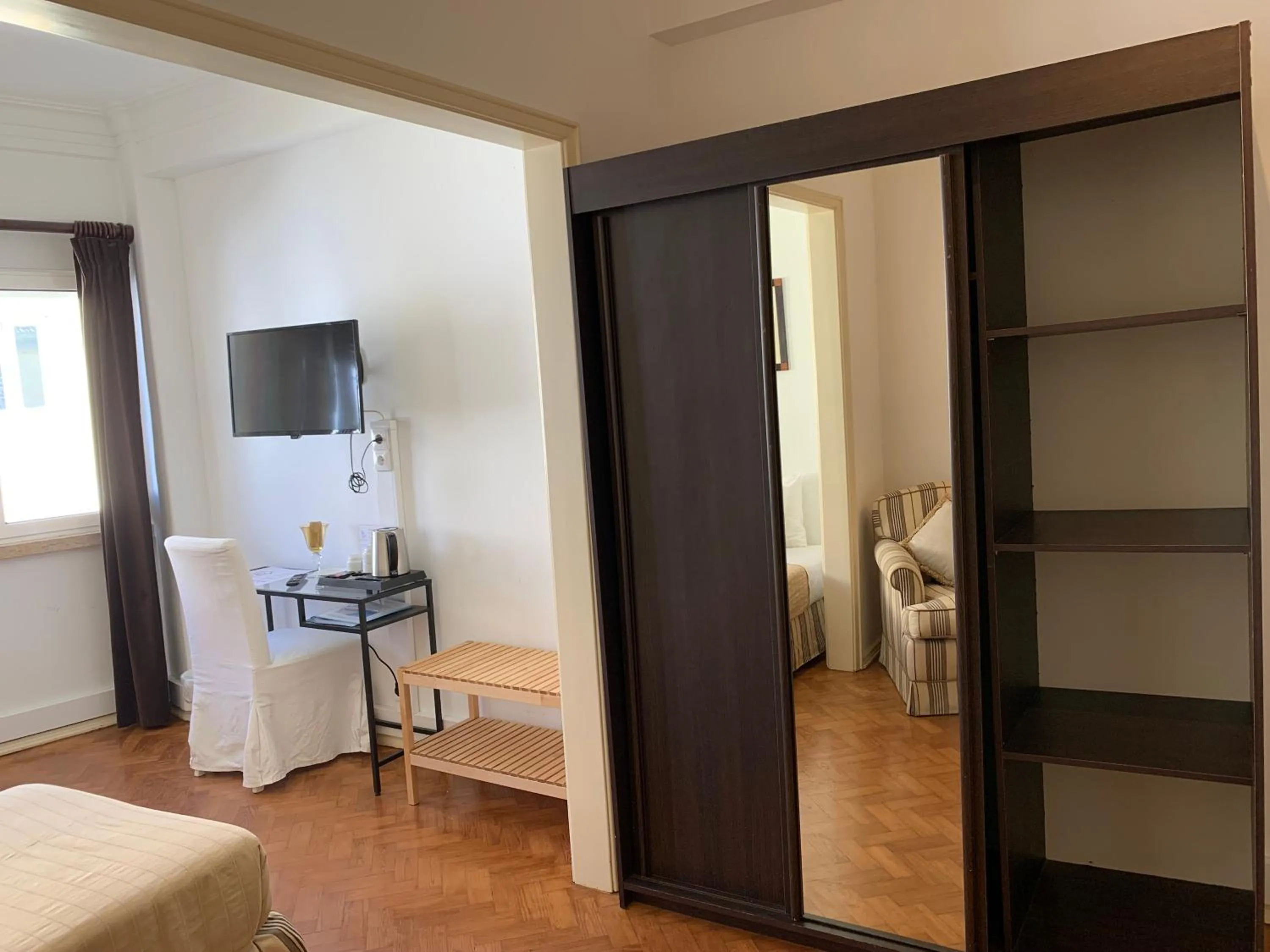 wardrobe, Bed in Discovery Apartment Expo - Aeroporto