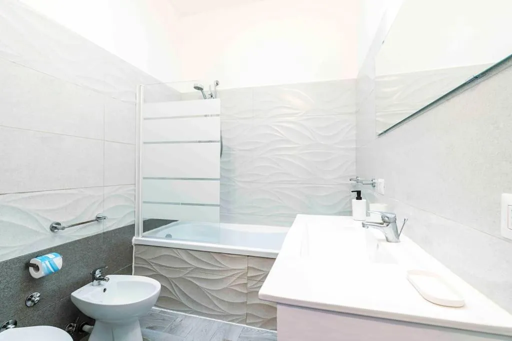 Shower in La casa di Giorgio apartment