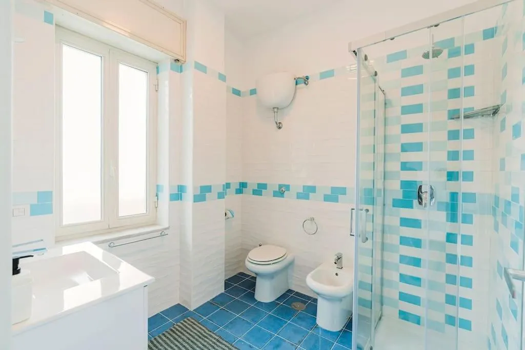 Shower in La casa di Giorgio apartment