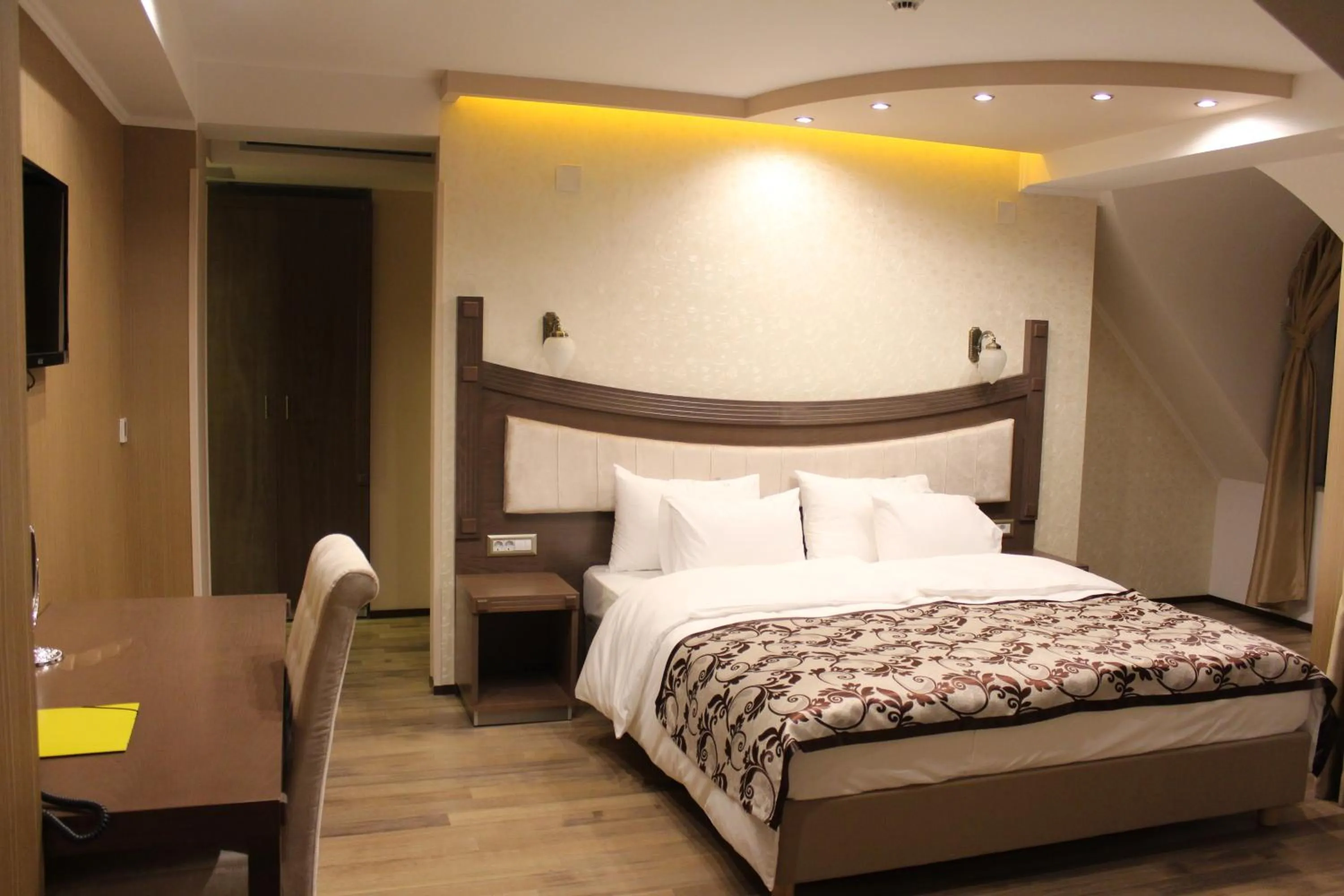 Photo of the whole room, Bed in City Palace Hotel