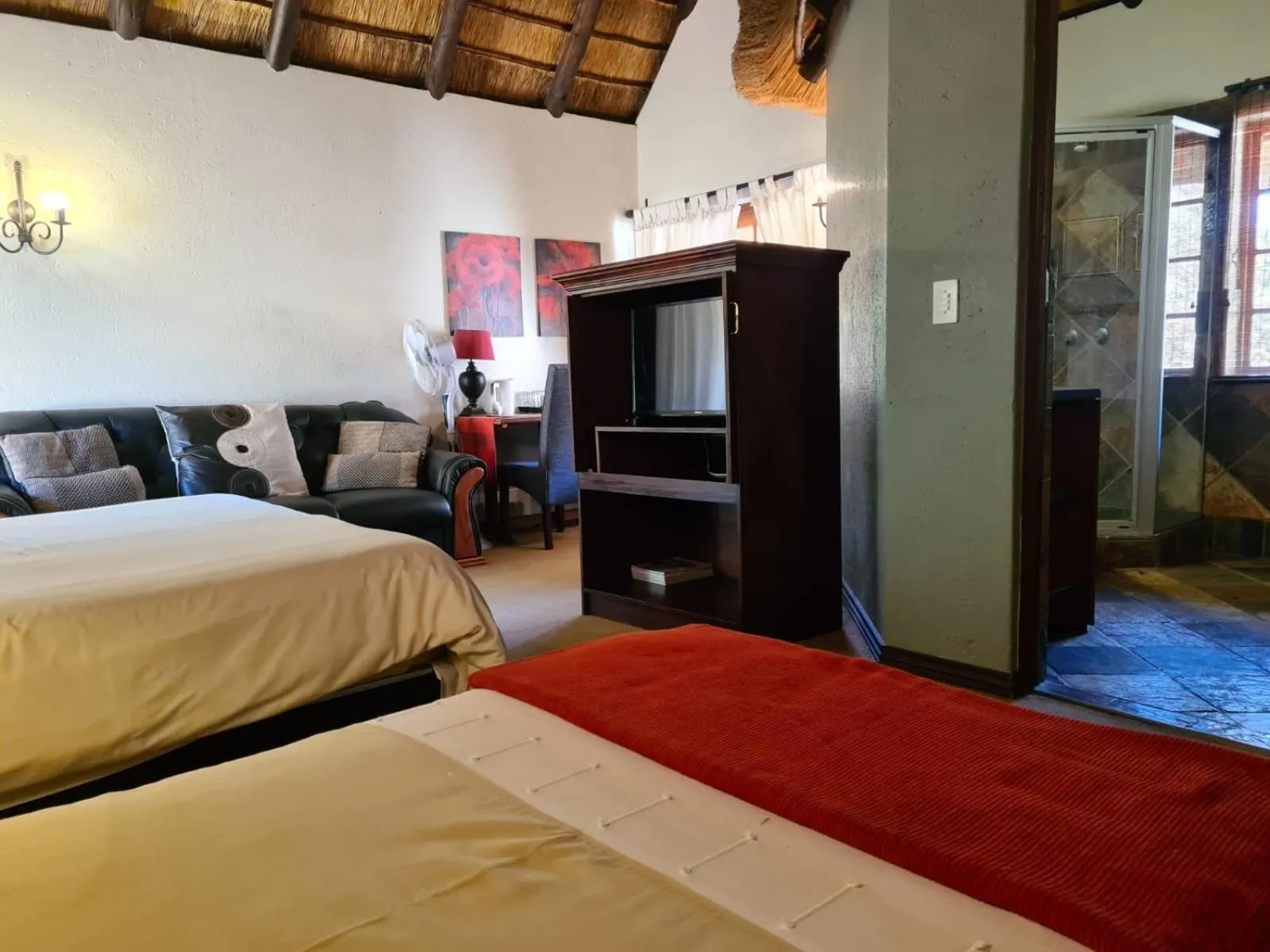 TV and multimedia, Bed in Khaya Africa Guesthouse