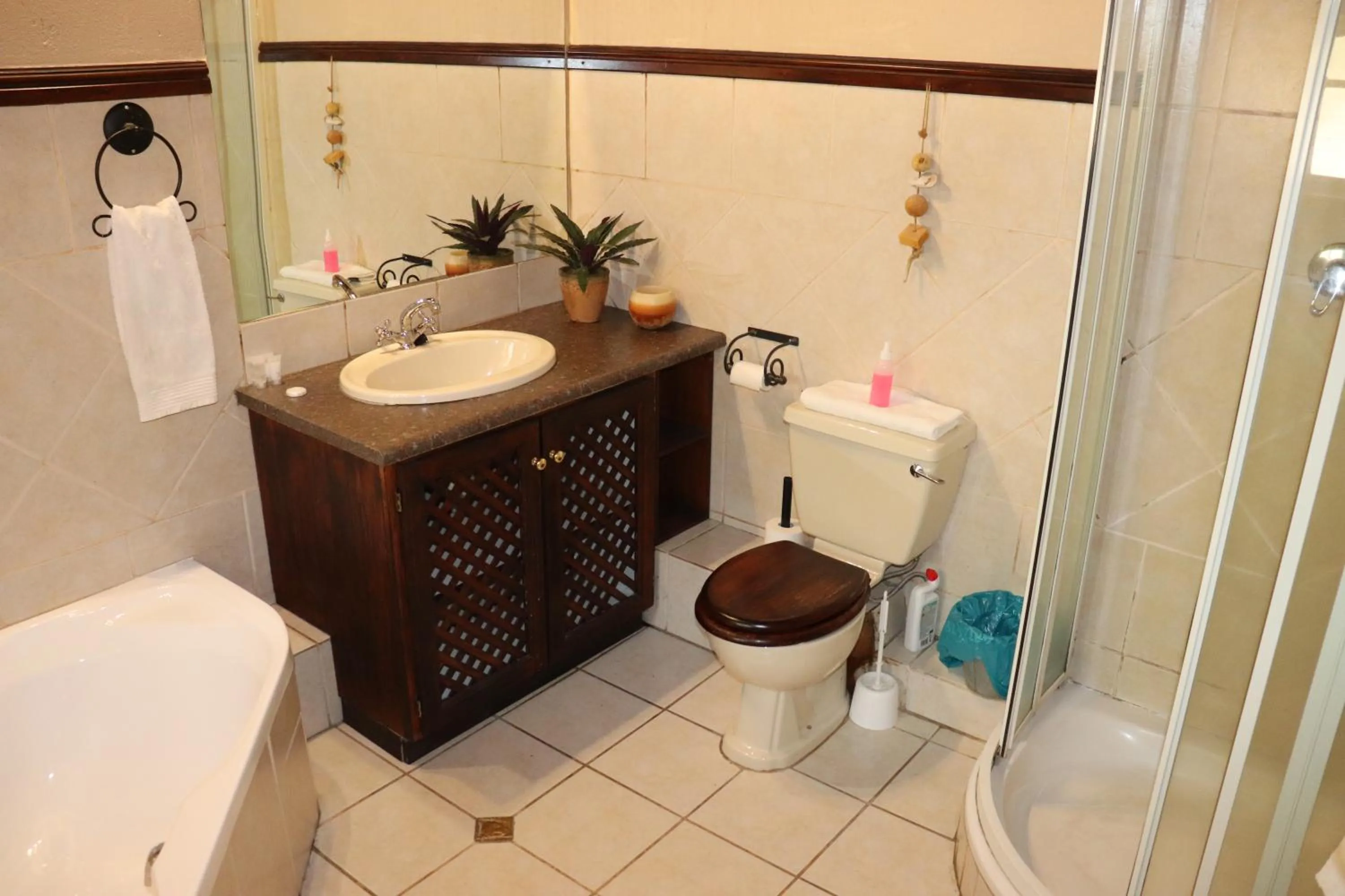 Bathroom in Khaya Africa Guesthouse