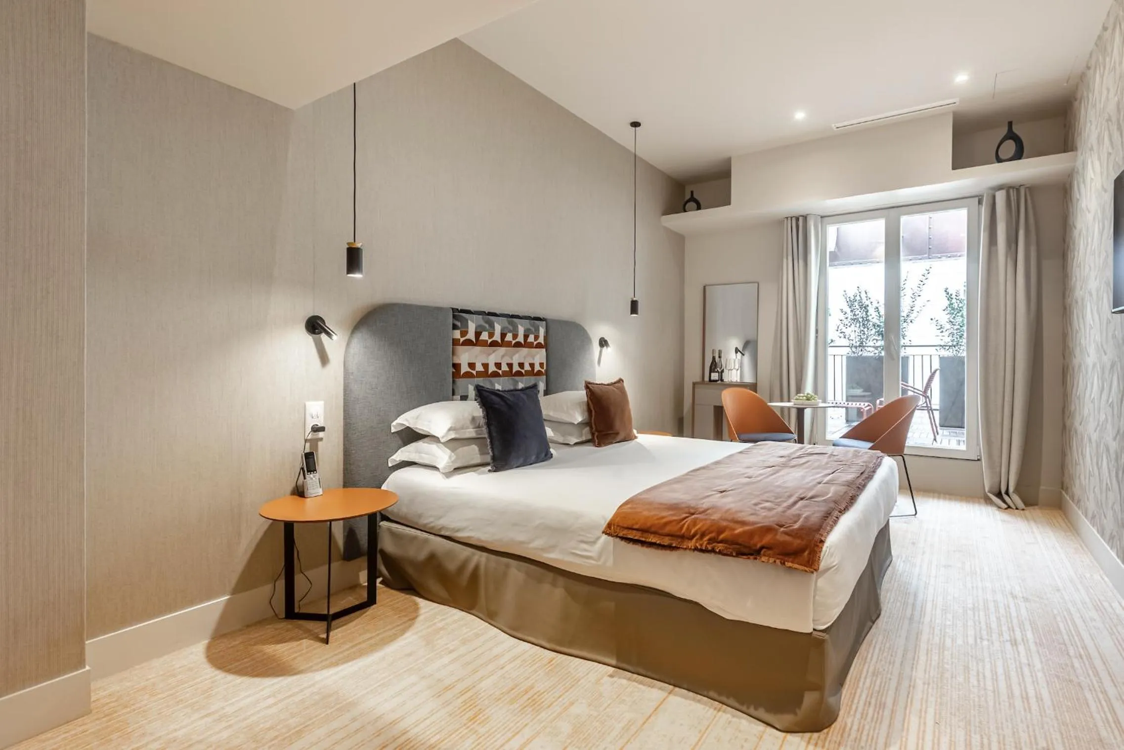 TV and multimedia, Bed in Suites FL By Sweett