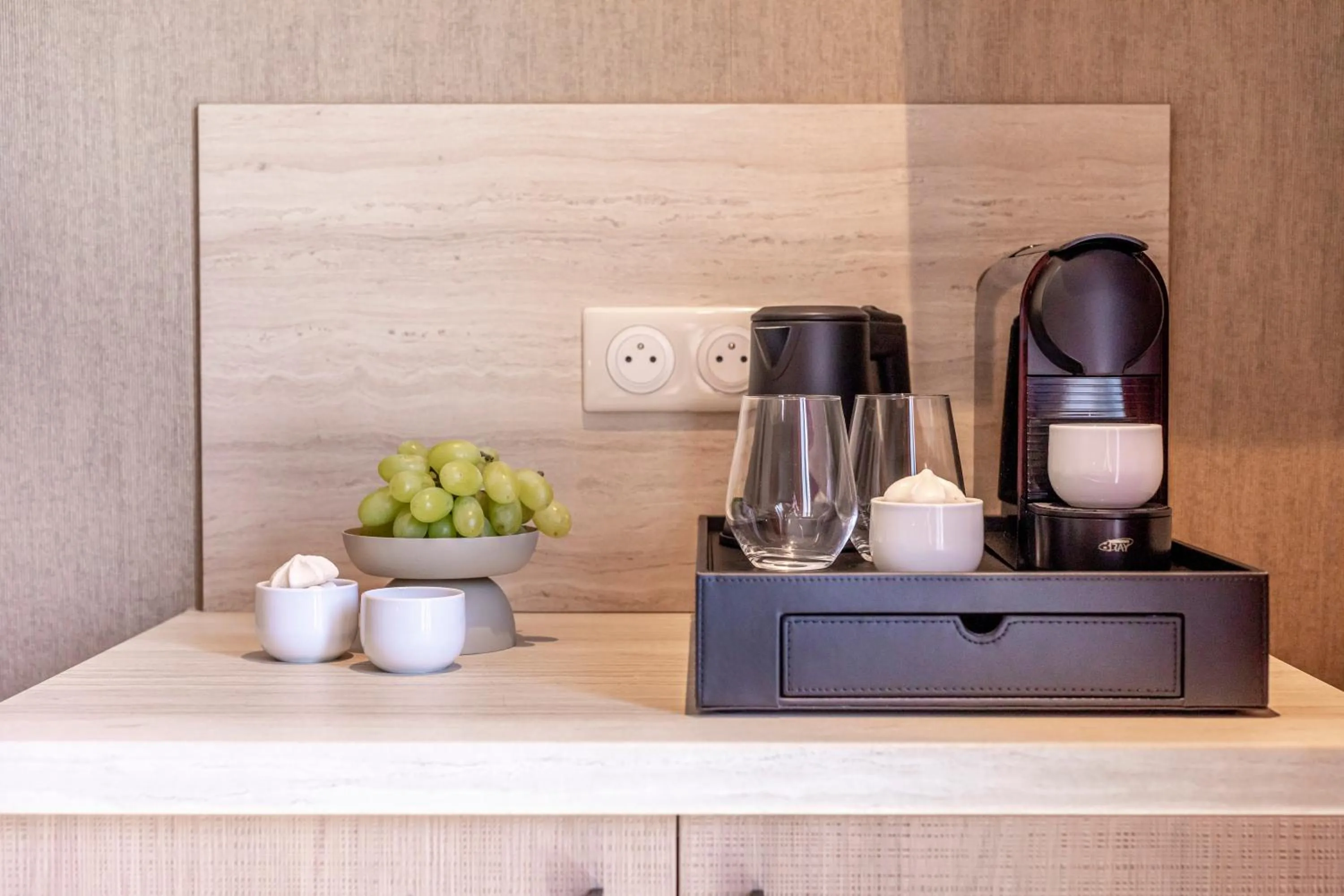 Coffee/tea facilities in Suites FL By Sweett