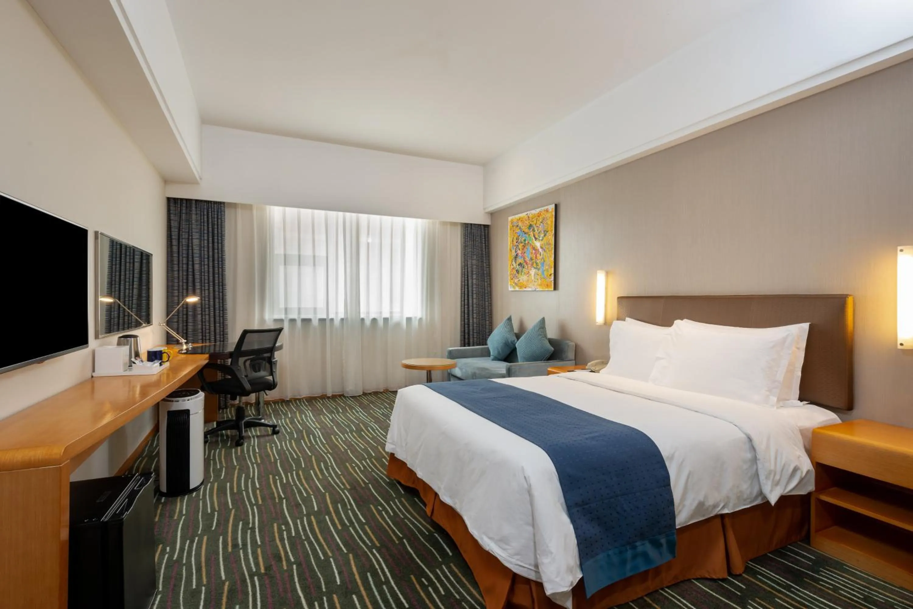 Photo of the whole room, Bed in Holiday Inn Express Shanghai New Jinqiao by IHG