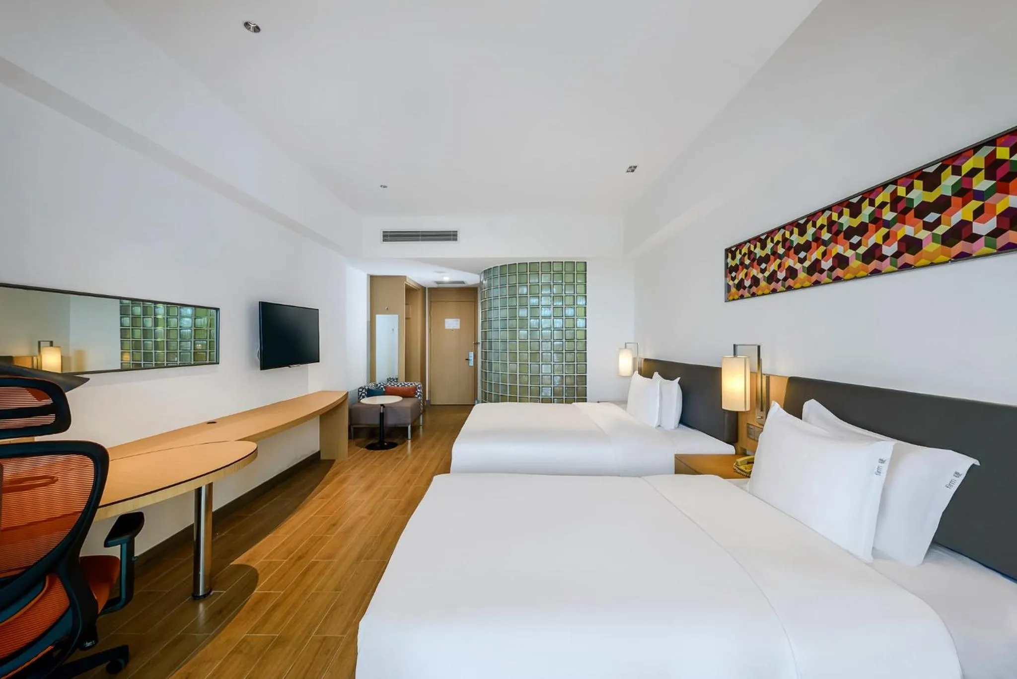 Photo of the whole room, Bed in Holiday Inn Express Haikou West Coast by IHG