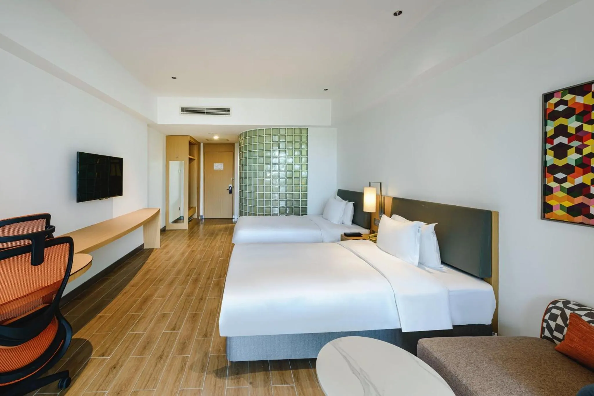 Photo of the whole room, Bed in Holiday Inn Express Haikou West Coast by IHG