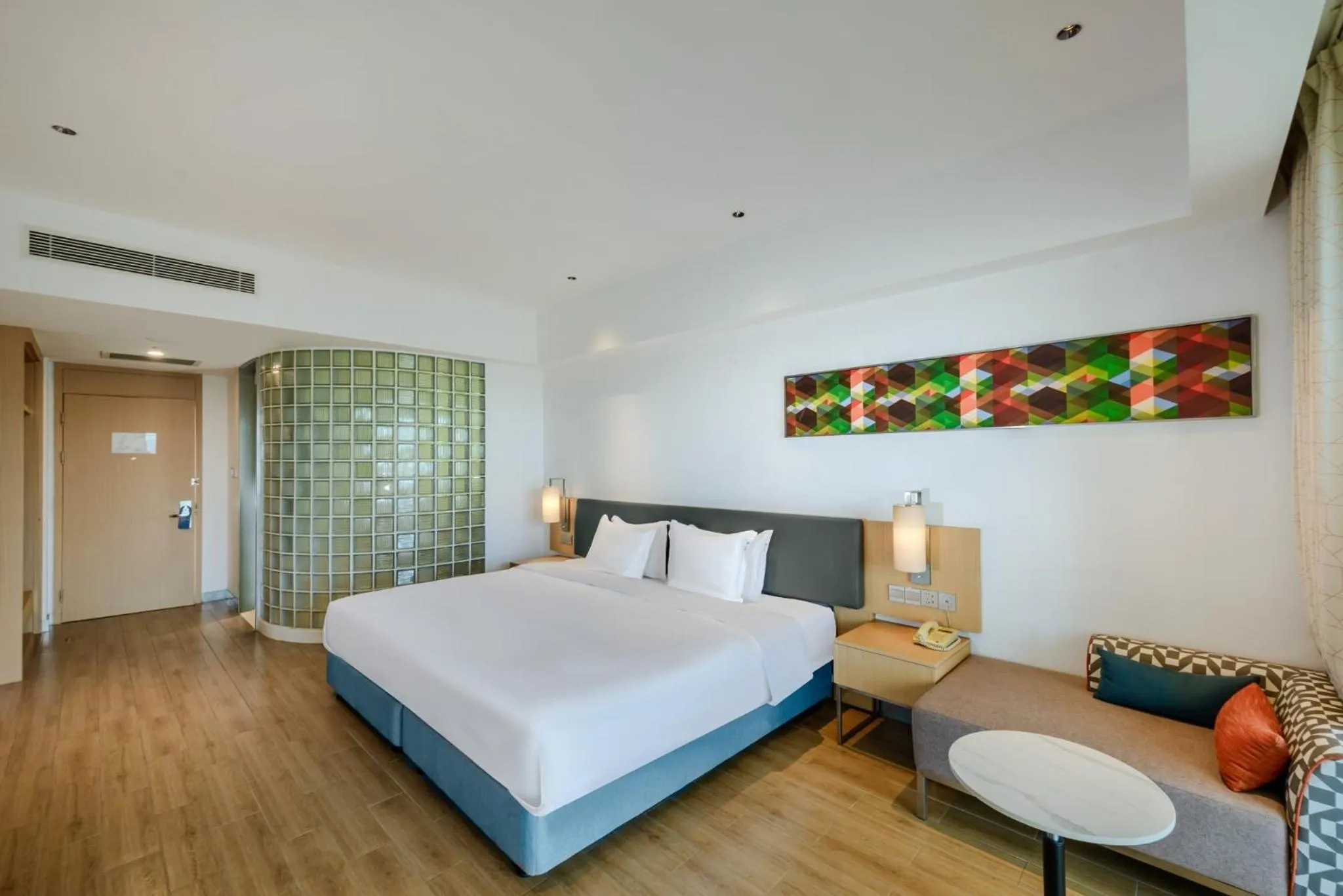 Photo of the whole room, Bed in Holiday Inn Express Haikou West Coast by IHG