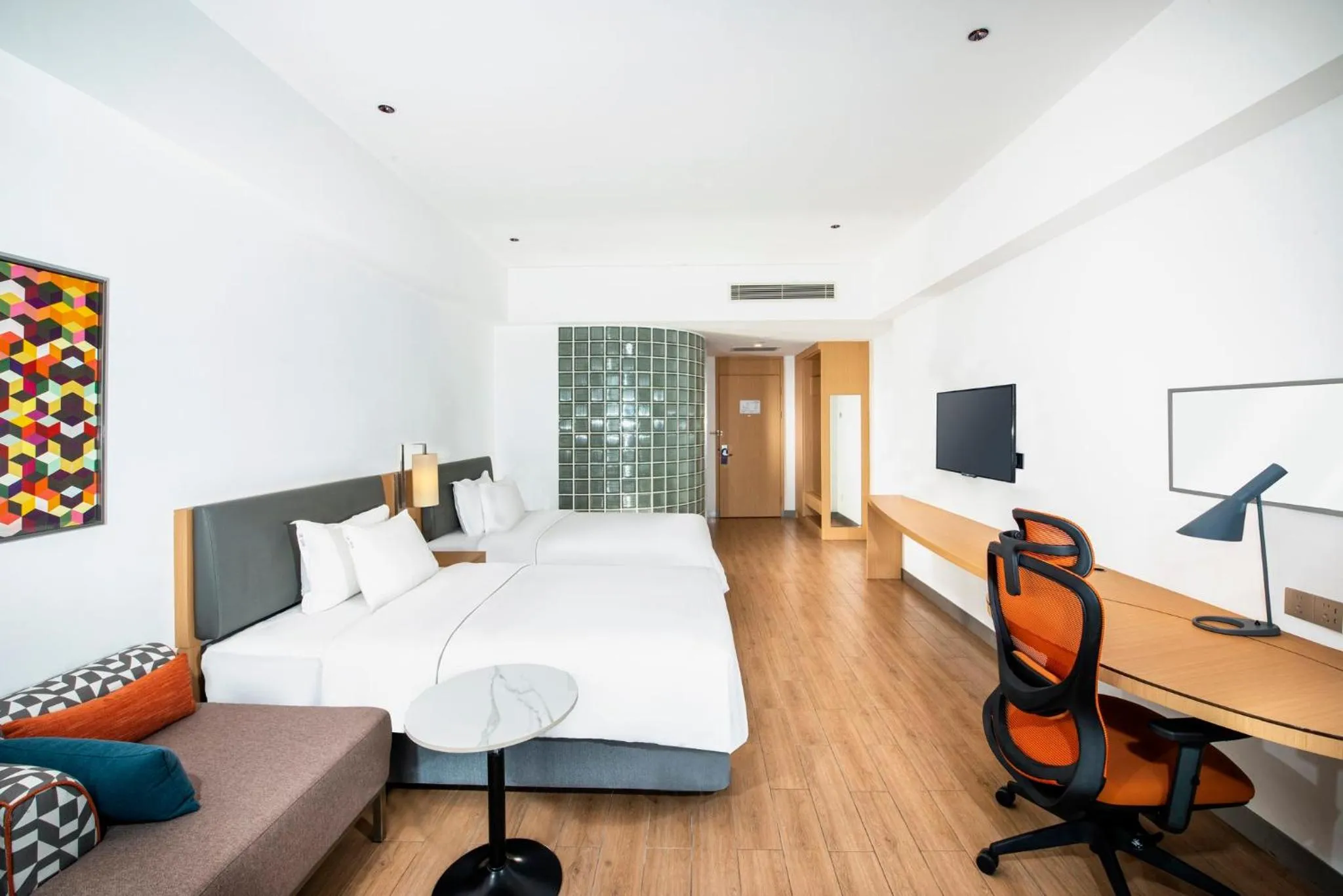 Photo of the whole room, Bed in Holiday Inn Express Haikou West Coast by IHG