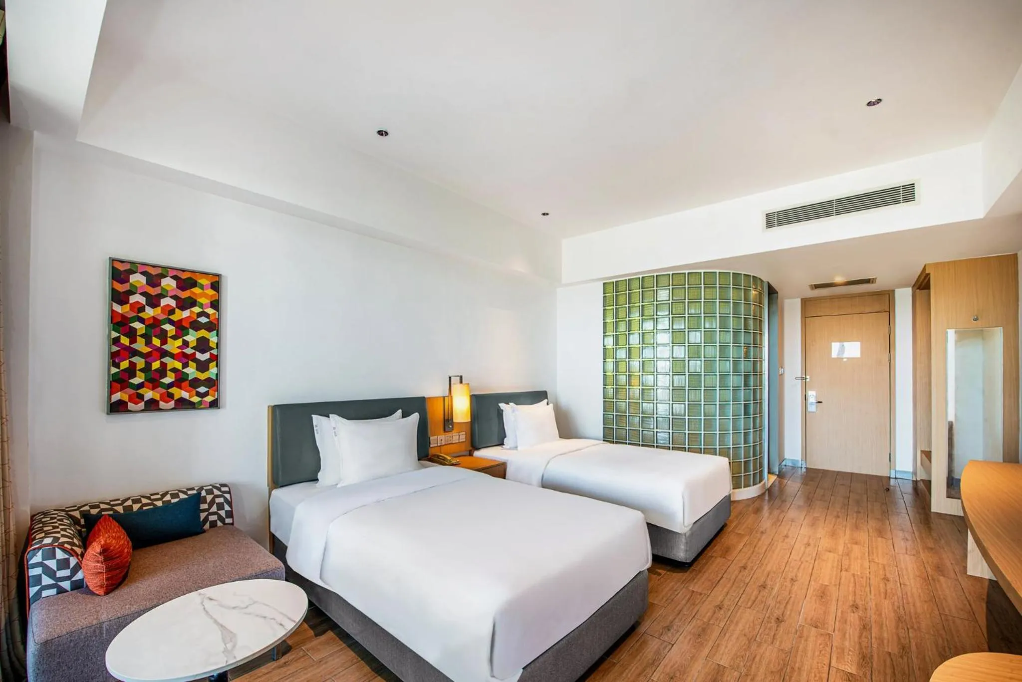 Photo of the whole room, Bed in Holiday Inn Express Haikou West Coast by IHG