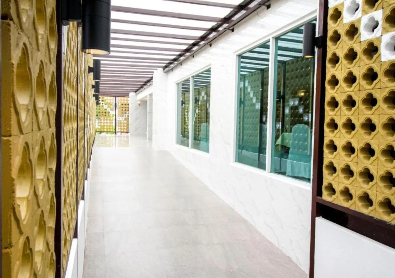 Facade/entrance in Convenient Grand Plus Hotel Suvarnabhumi