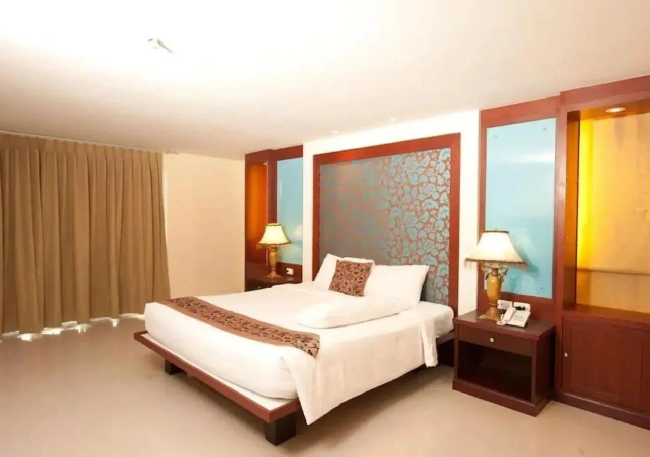 Bed in Convenient Grand Plus Hotel Suvarnabhumi