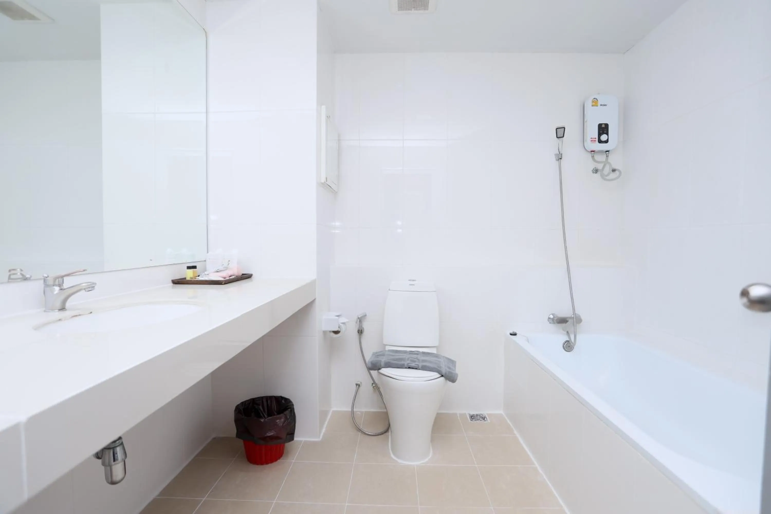 Shower in Convenient Grand Plus Hotel Suvarnabhumi