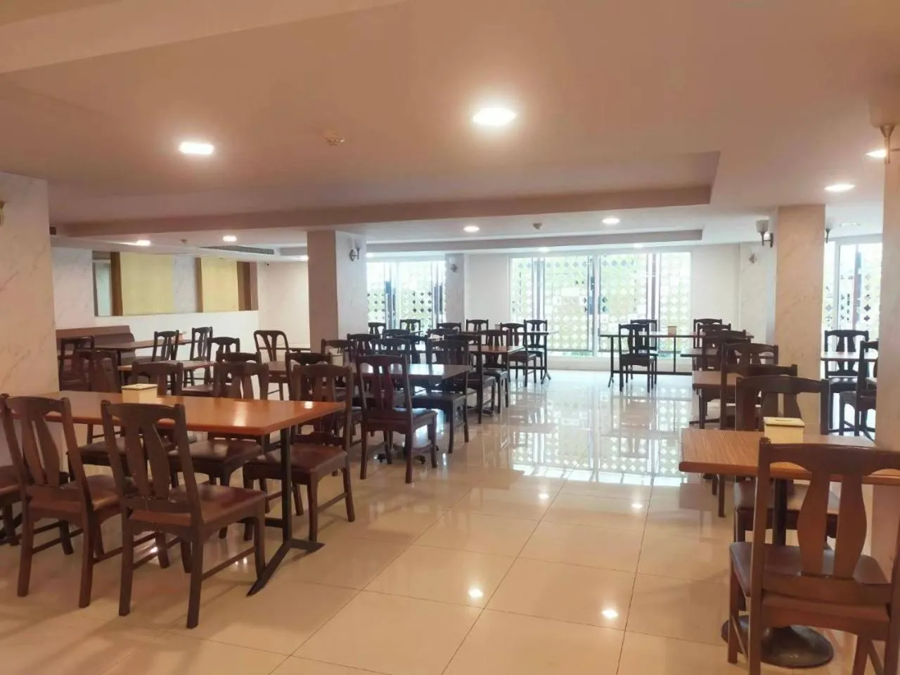 Restaurant/places to eat in Convenient Grand Plus Hotel Suvarnabhumi