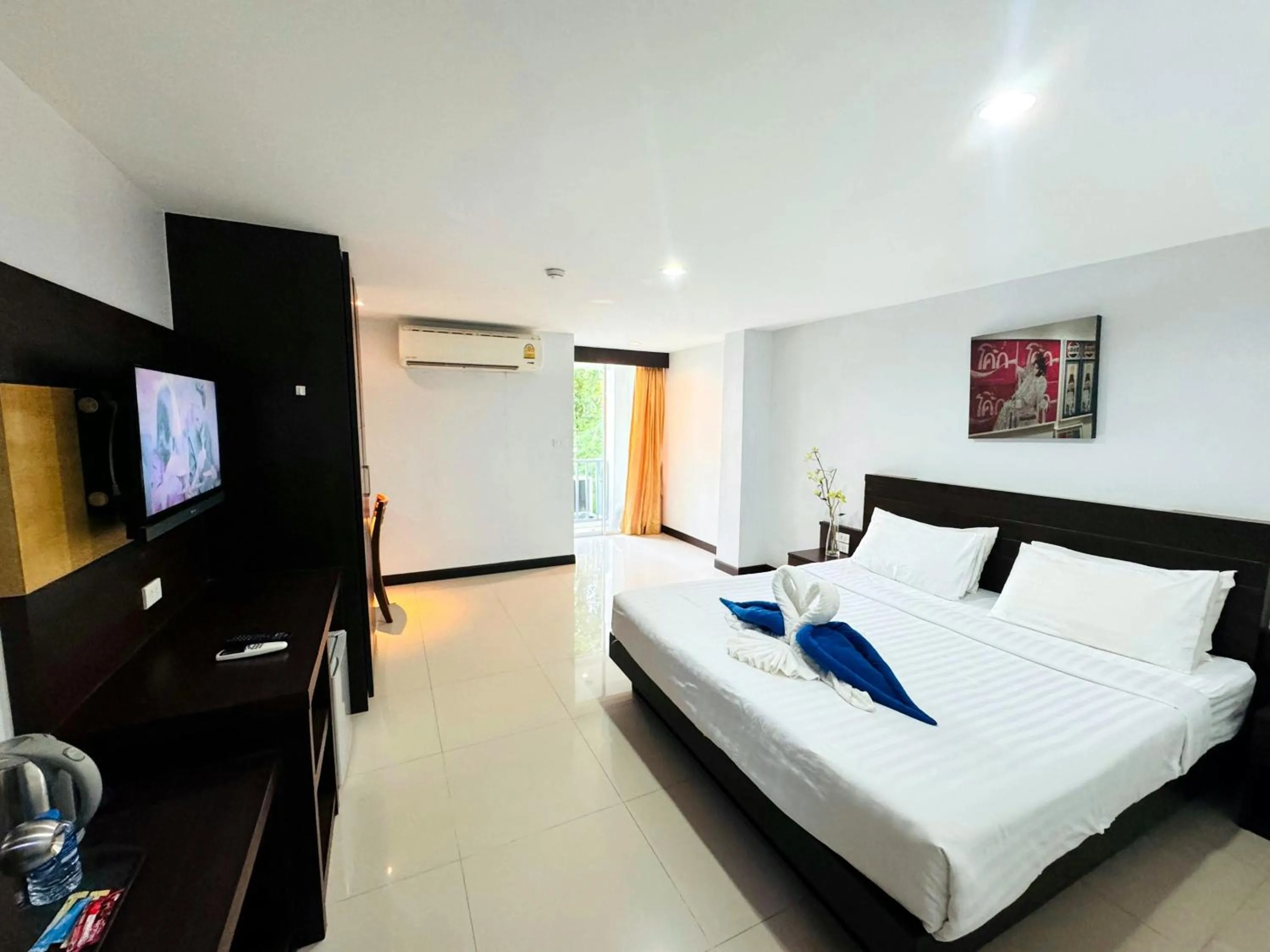 Photo of the whole room, Bed in La Casa Patong