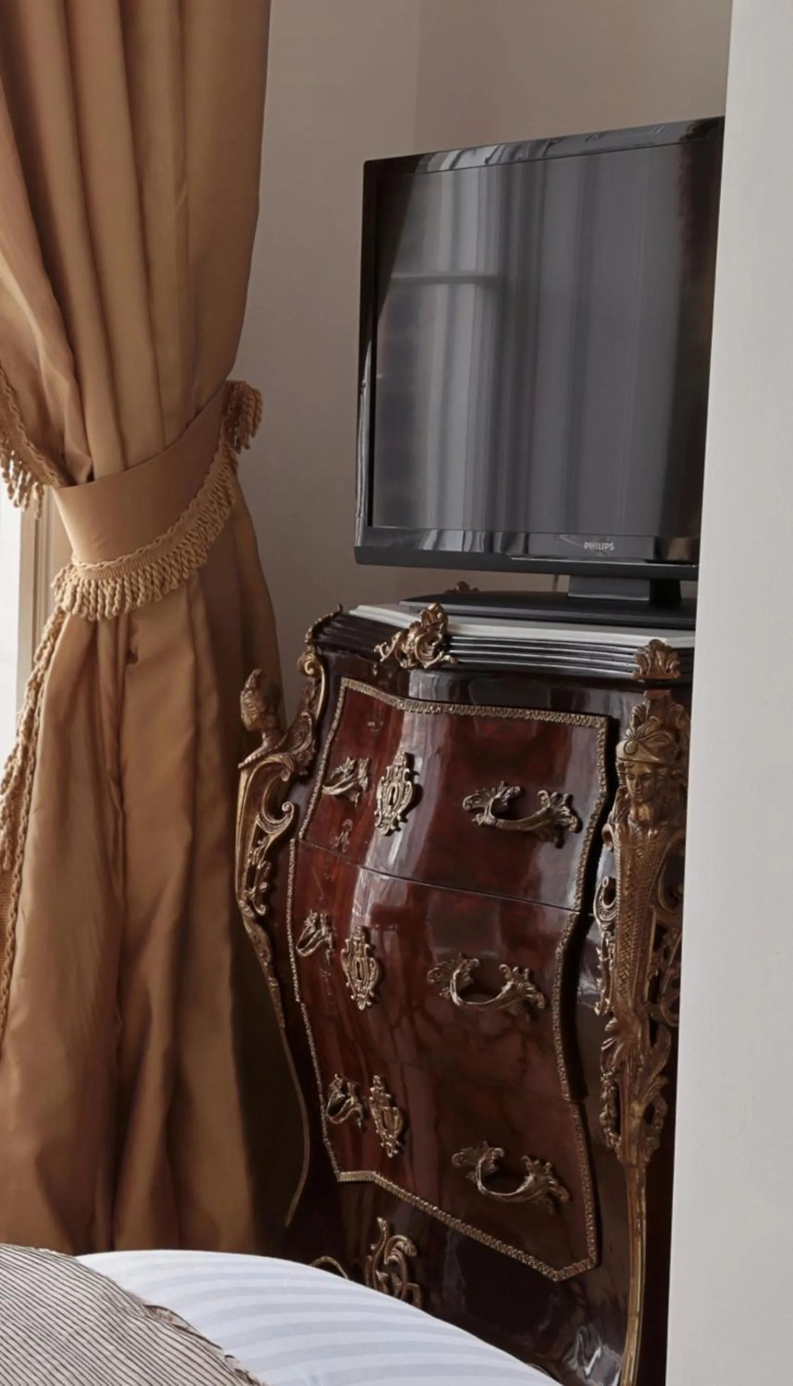 TV and multimedia in The Georgian Town House Hotel