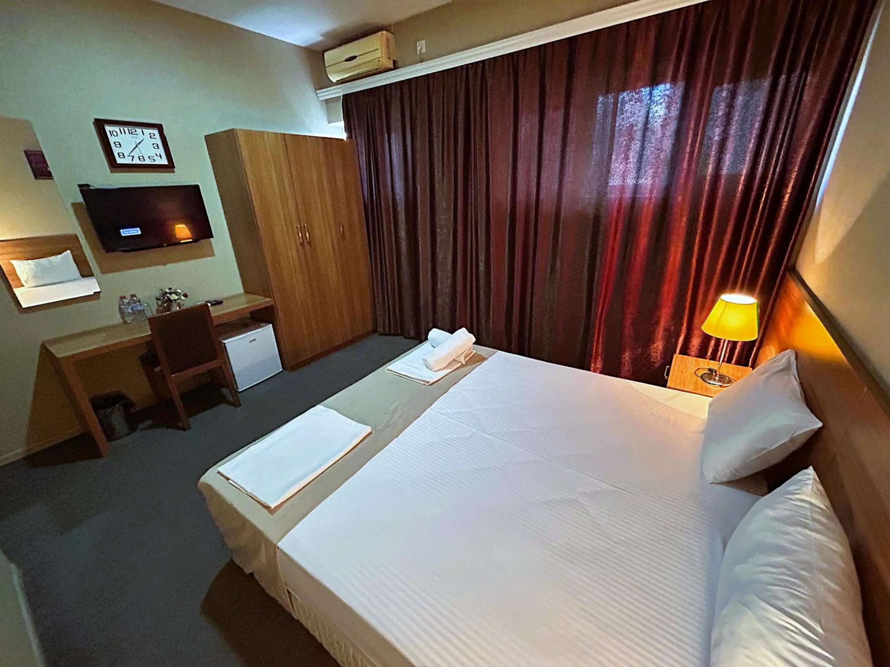 Photo of the whole room, Bed in Family Hotel - Free Massage