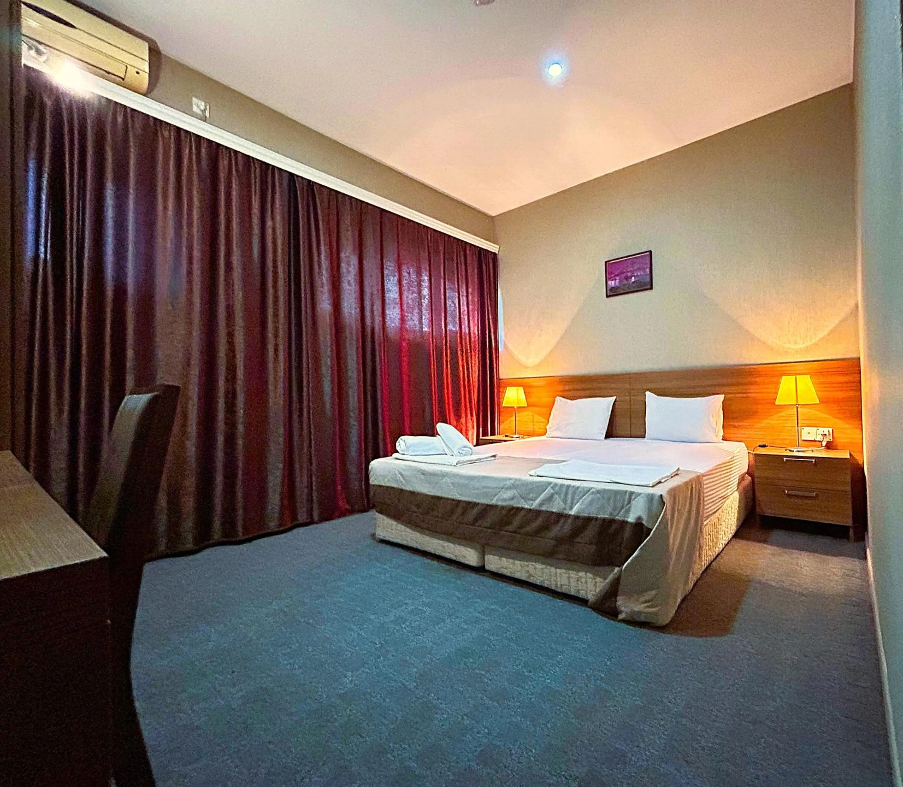 Photo of the whole room, Bed in Family Hotel - Free Massage