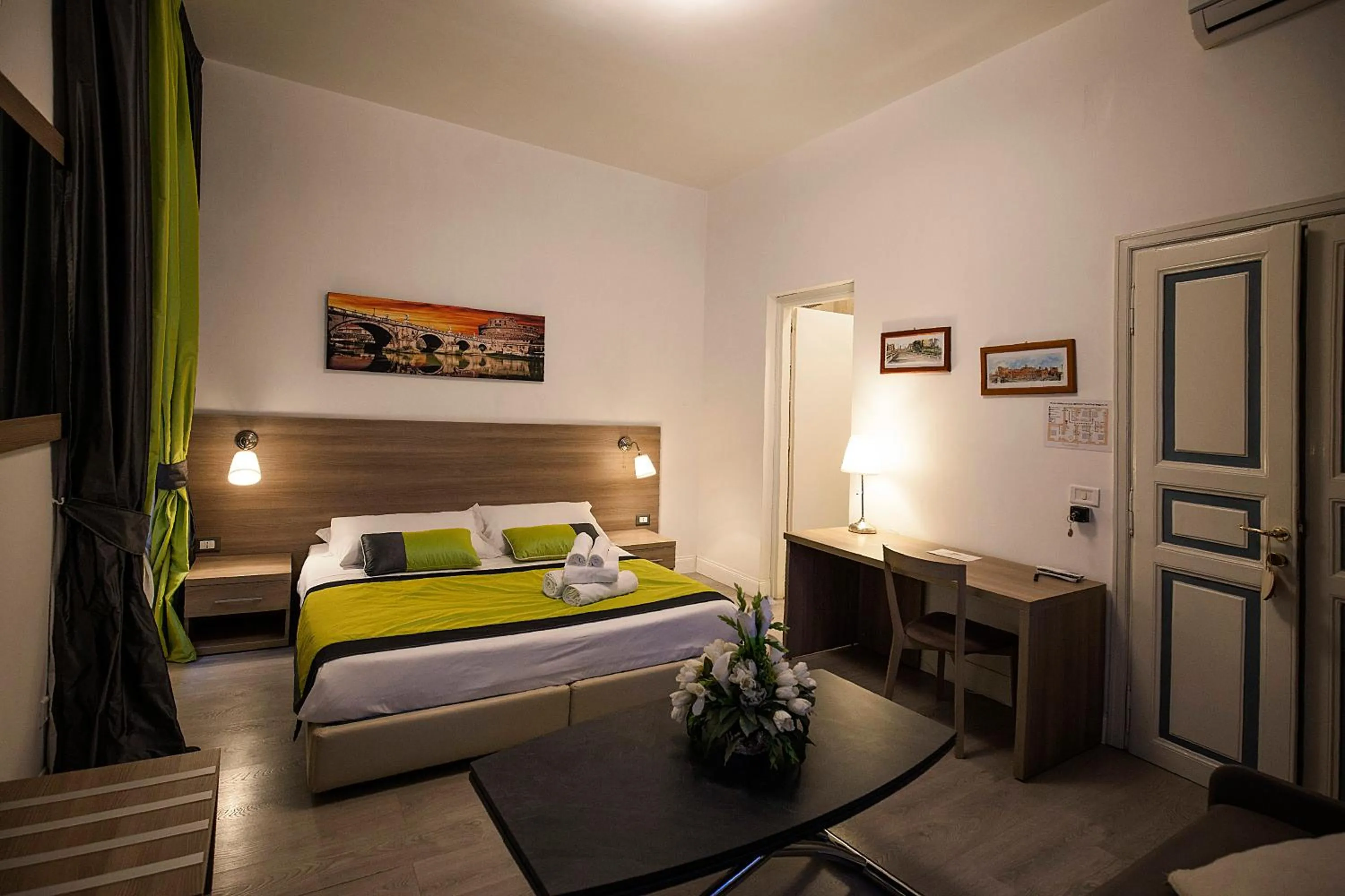 Photo of the whole room, Bed in Roman Holidays cuore dell'Impero