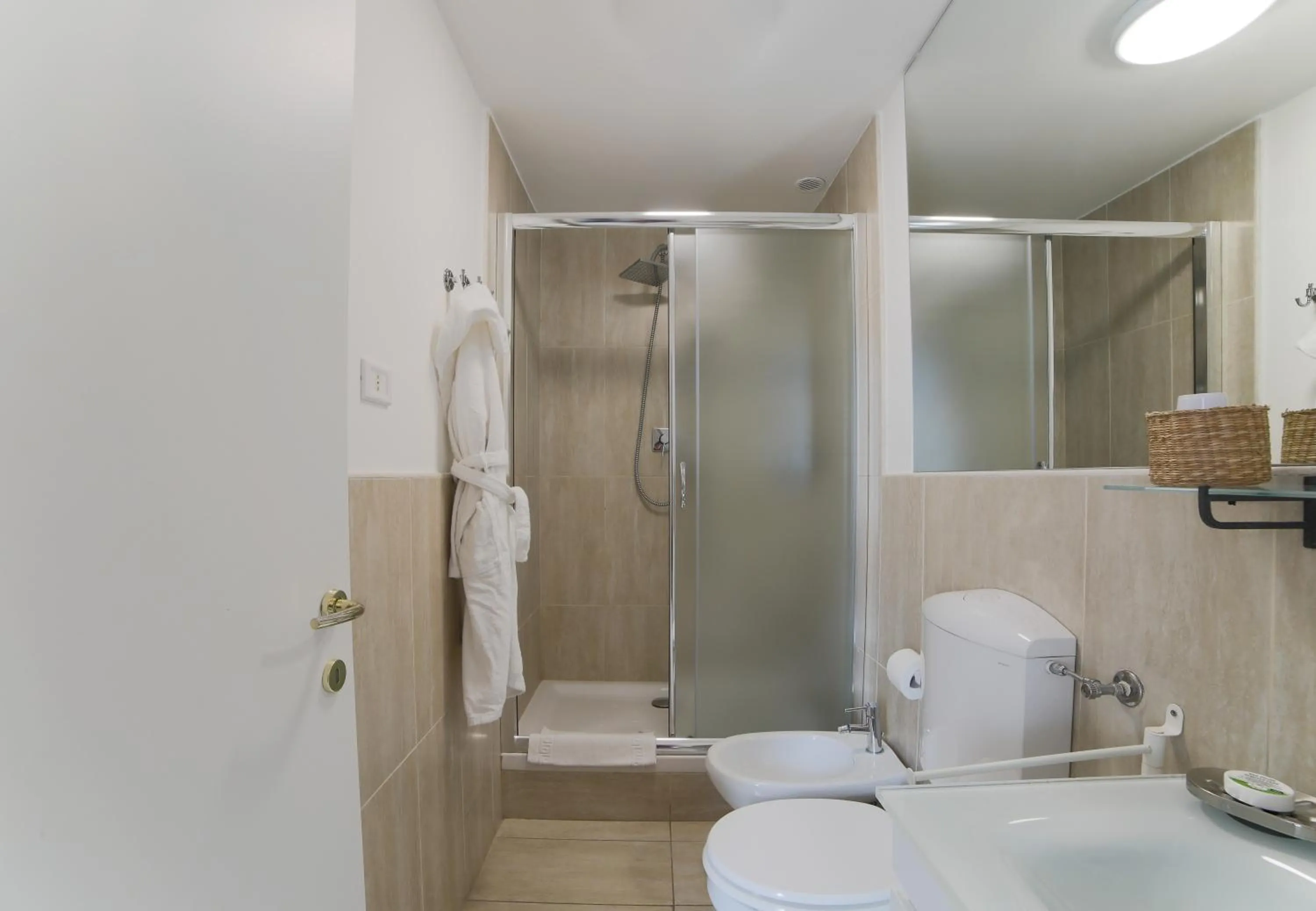 Shower in Roman Holidays cuore dell'Impero