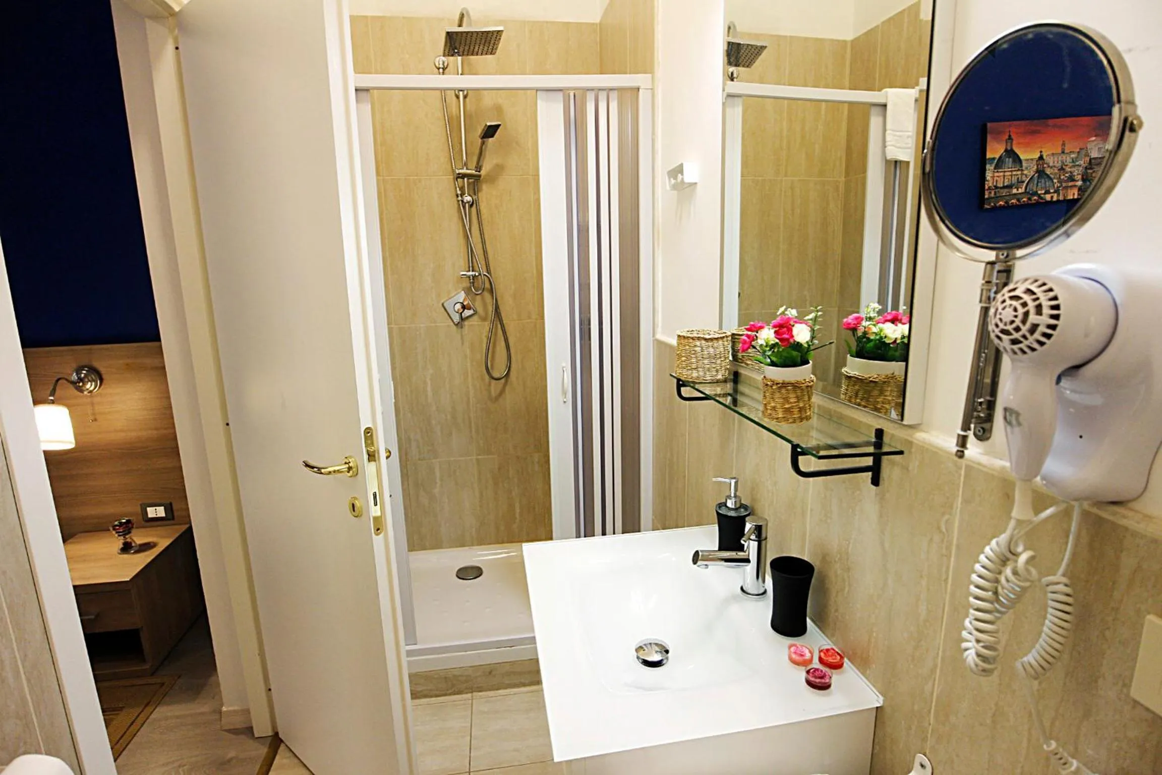 Shower in Roman Holidays cuore dell'Impero