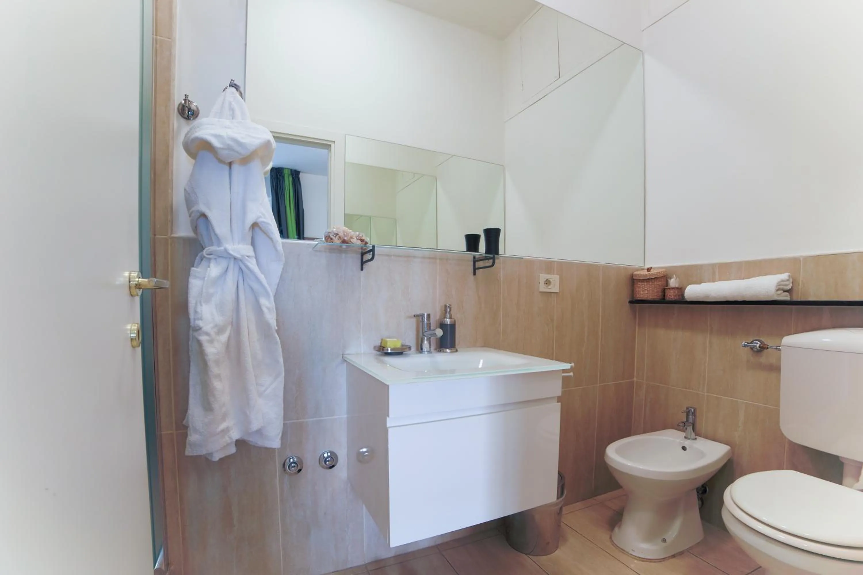 Shower in Roman Holidays cuore dell'Impero