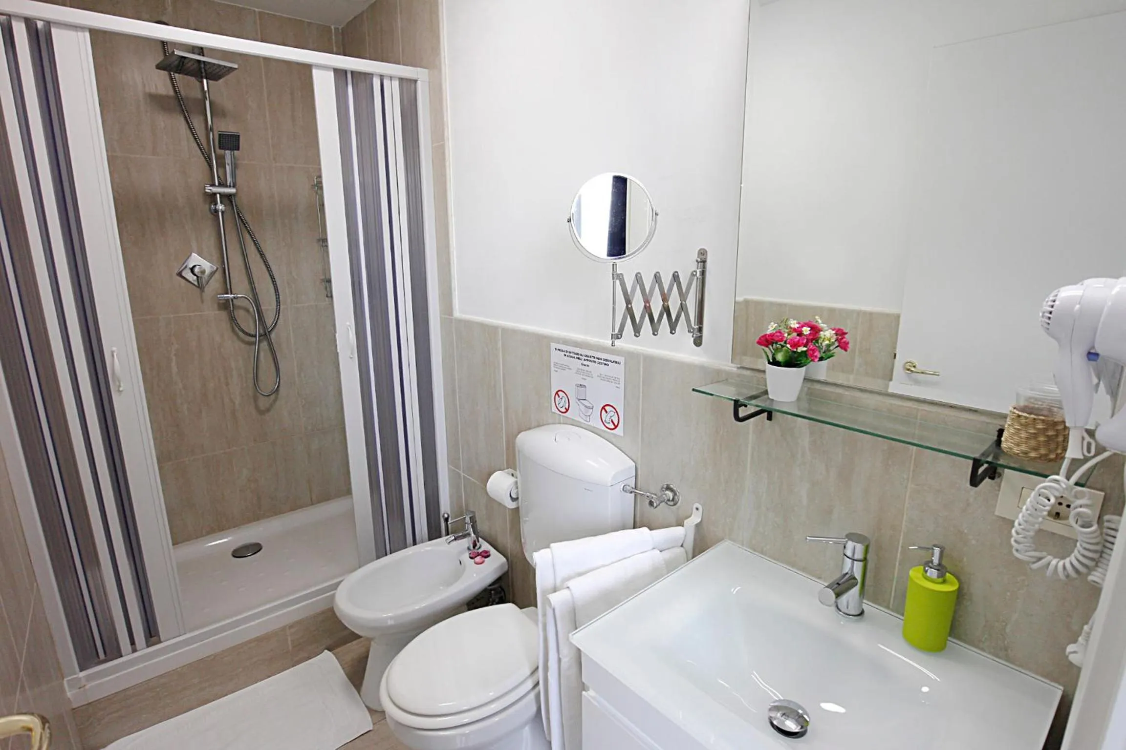 Shower in Roman Holidays cuore dell'Impero