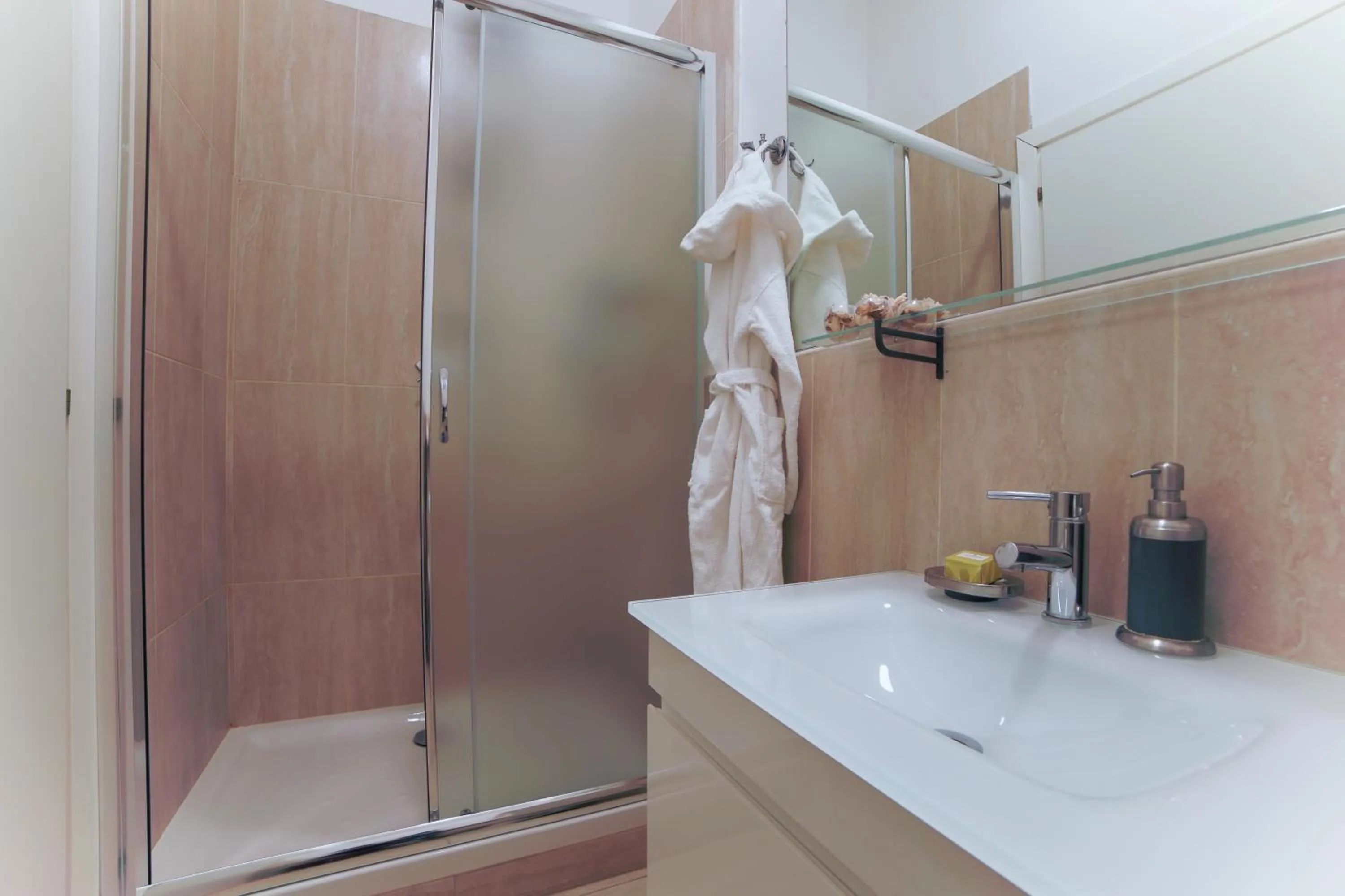 Shower in Roman Holidays cuore dell'Impero