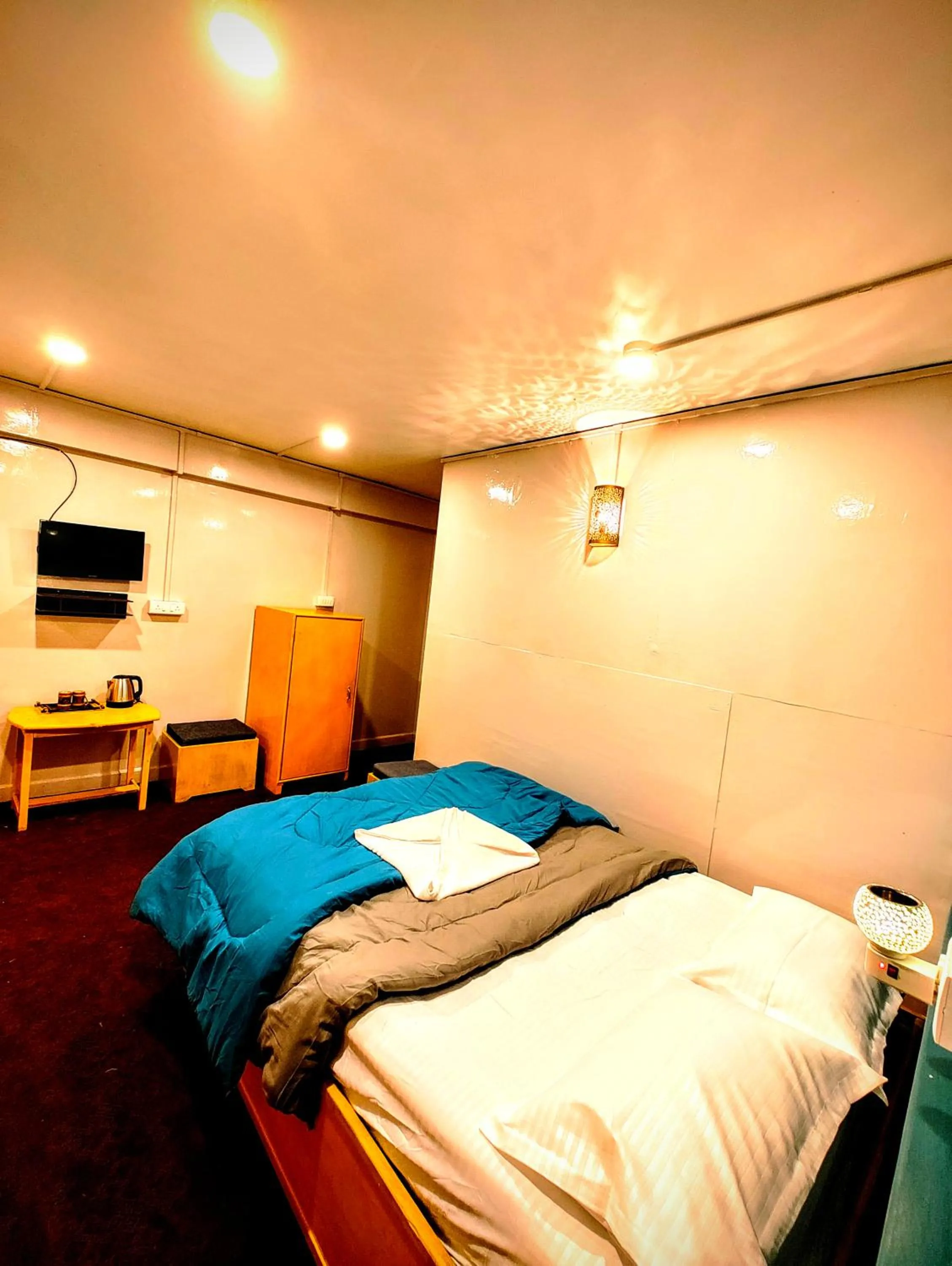 Bedroom, Bed in Hidden Monkey Stays Darjeeling, Batasia