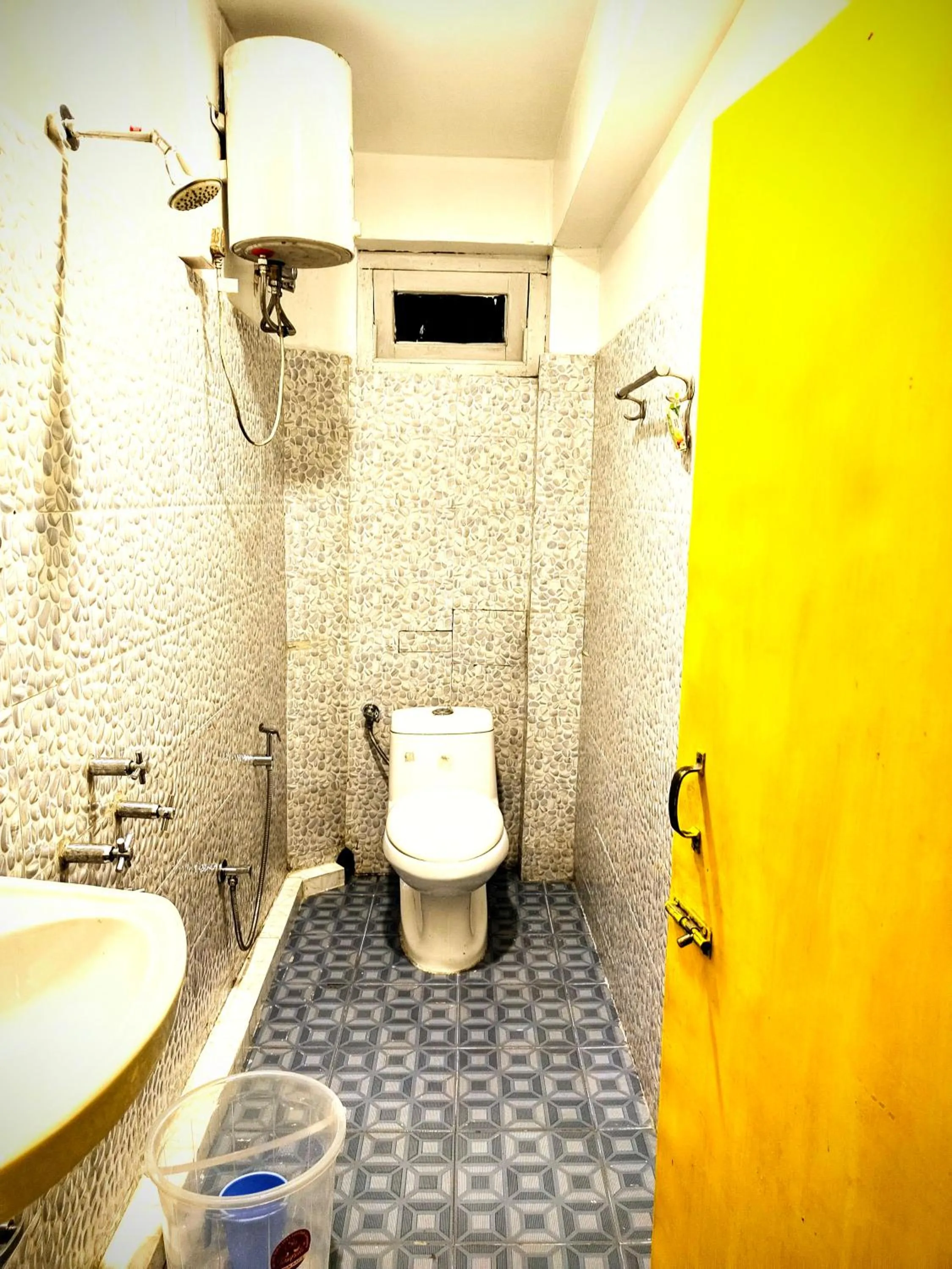 Bathroom in Hidden Monkey Stays Darjeeling, Batasia