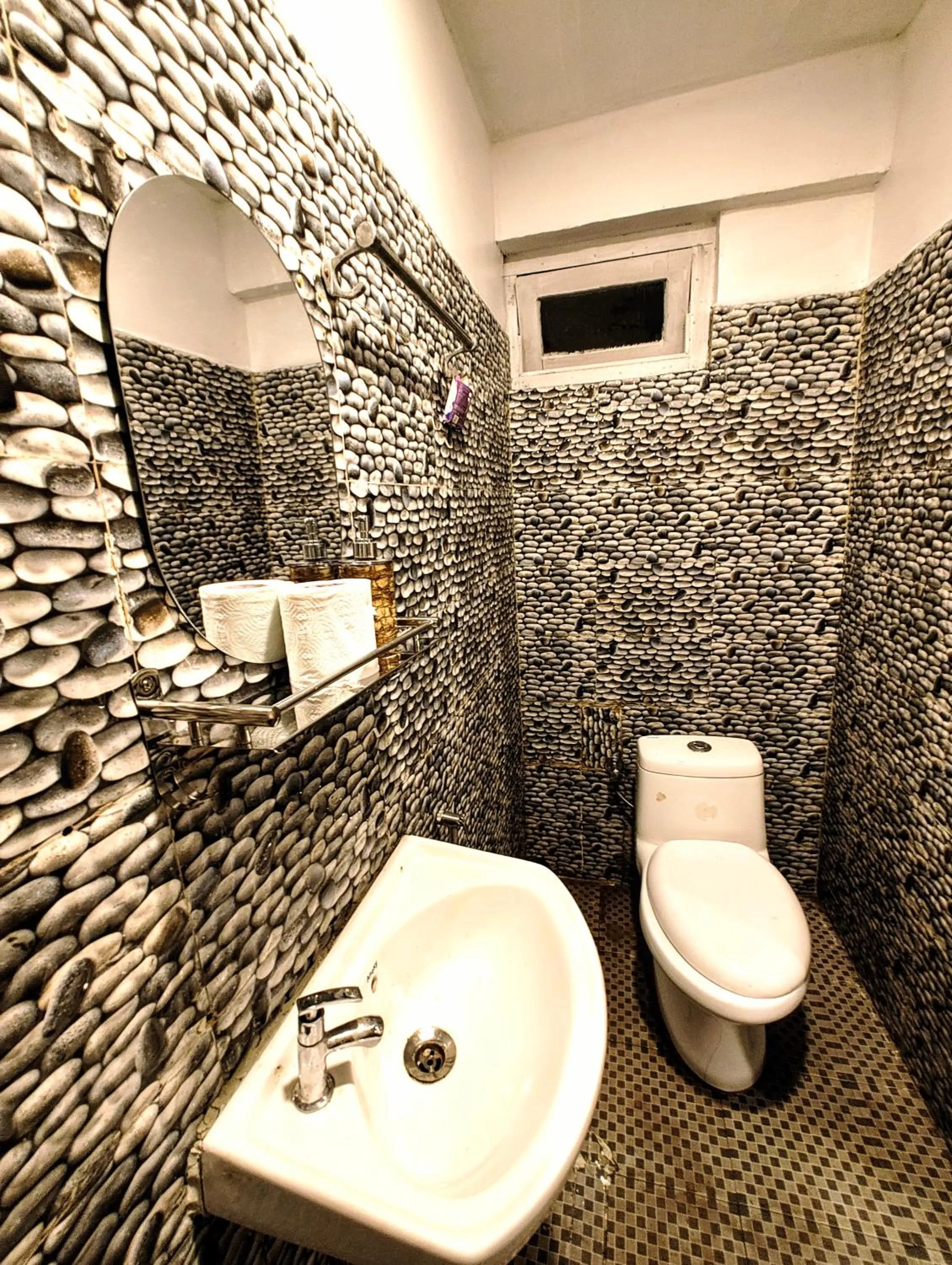 Bathroom in Hidden Monkey Stays Darjeeling, Batasia