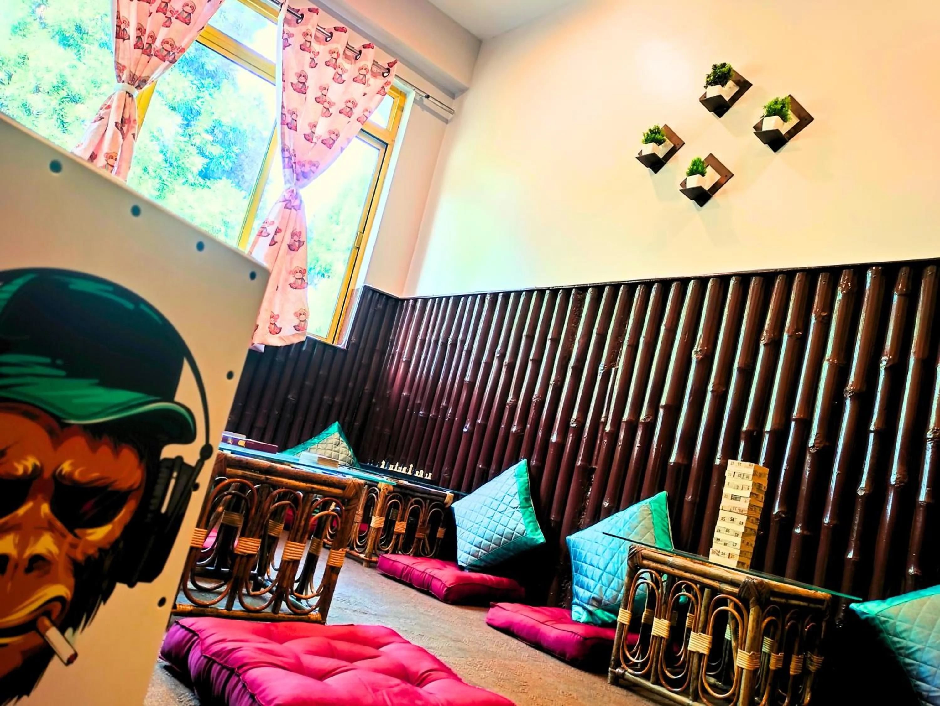 Communal lounge/ TV room in Hidden Monkey Stays Darjeeling, Batasia