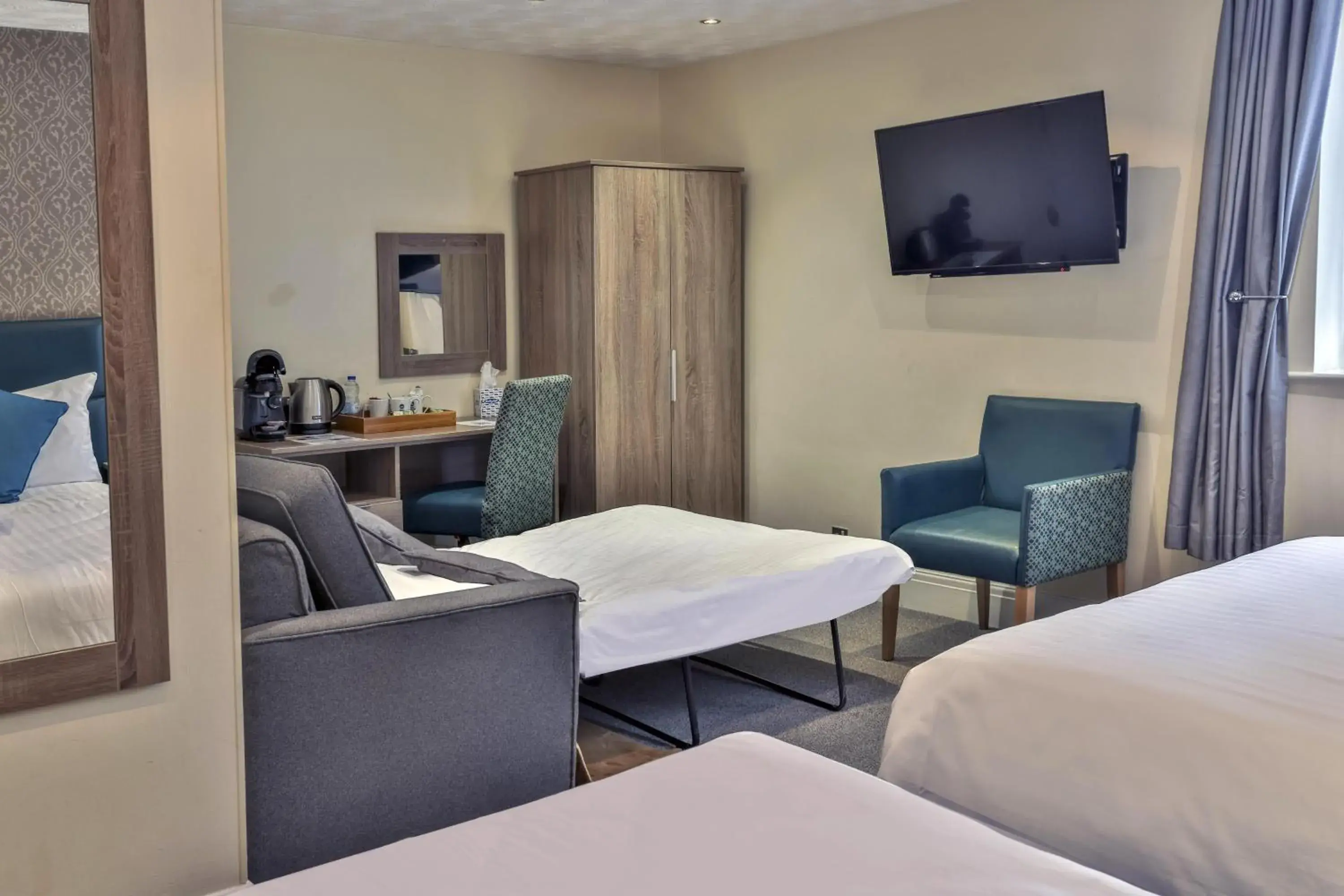 Standard Family Room with 1 Double and 1 Twin Bed and Sofa Bed - Non-Smoking in Best Western Bolholt Country Park Hotel Standard Family Room with 1 Double and 1 Twin Bed and Sofa Bed - Non-Smoking in Best Western Bolholt Country Park Hotel