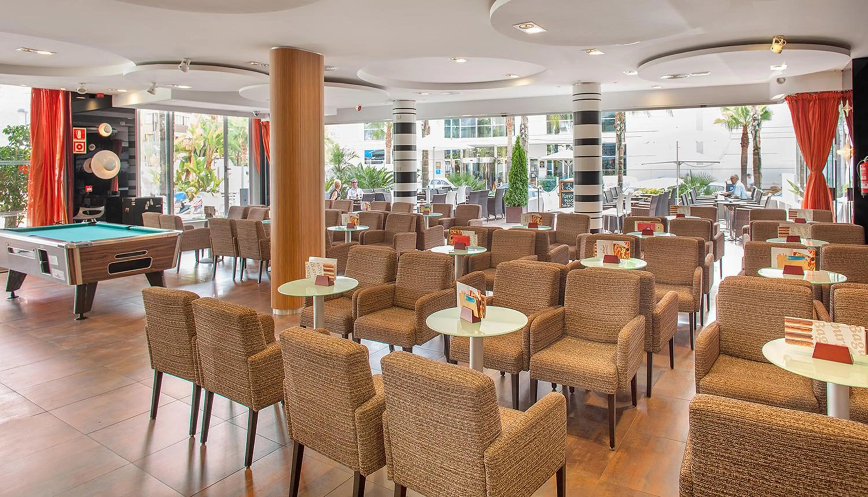 Communal lounge/ TV room in Hotel RH Royal - Recommend for adults