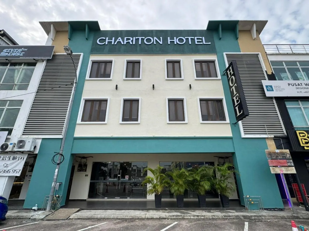 Property building in Chariton Hotel Nusa Bestari