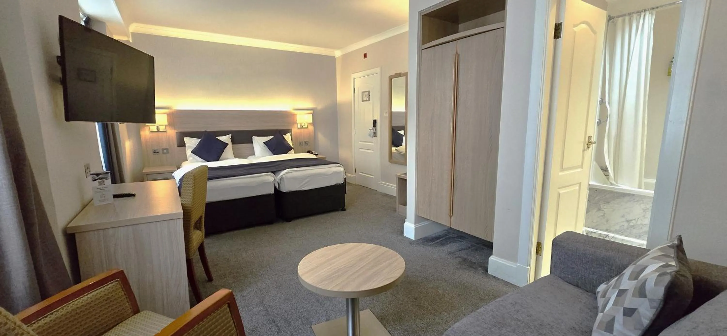 Bedroom, Bed in The Empress Hotel