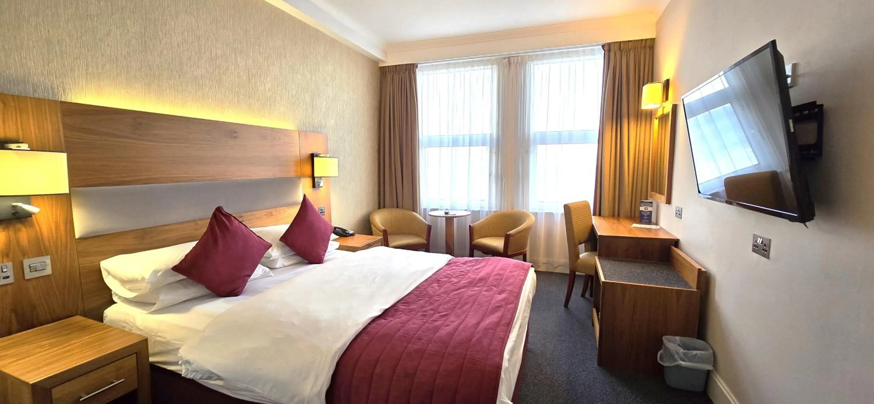 Bedroom, Bed in The Empress Hotel