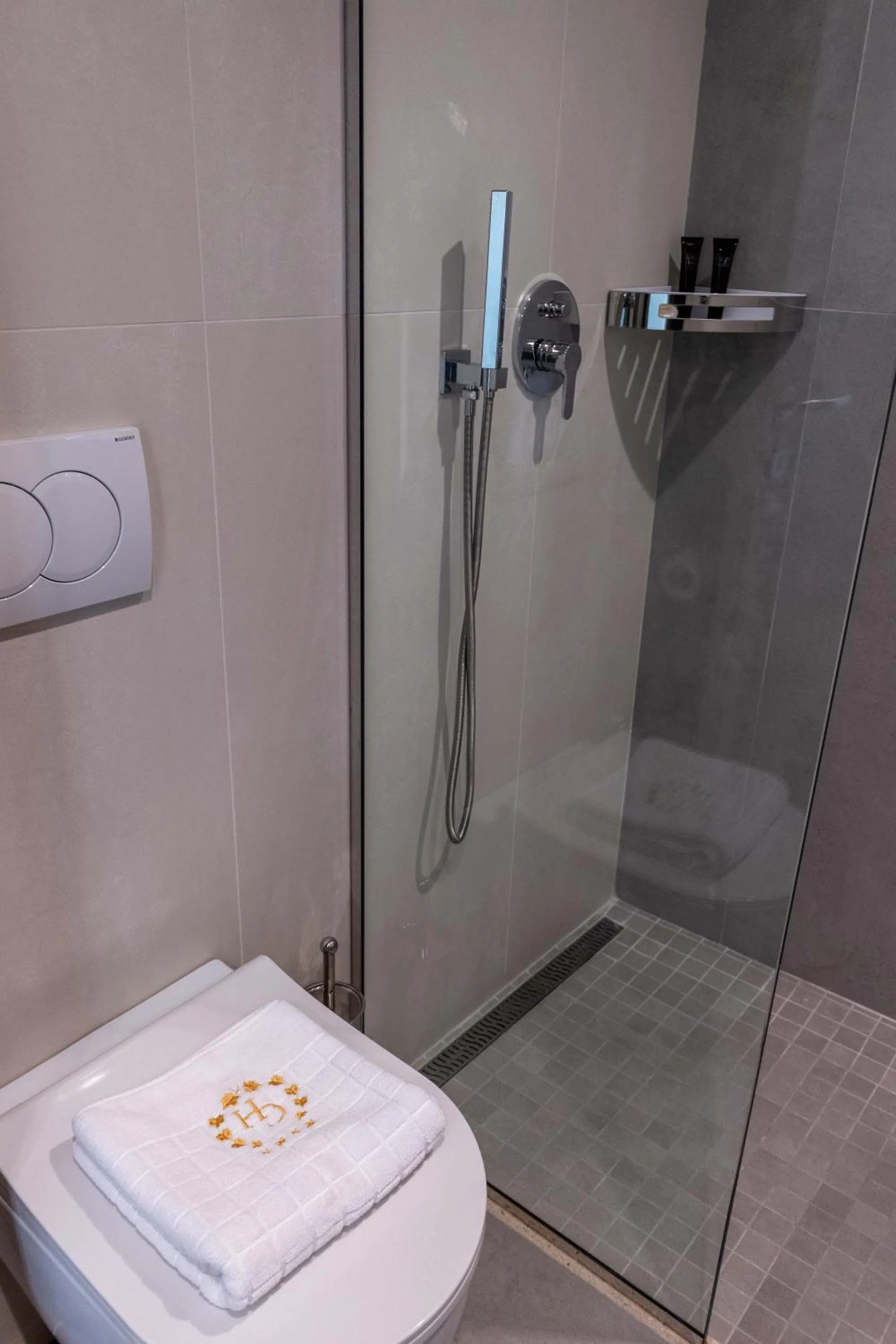 Shower in Grand Hotel Saranda