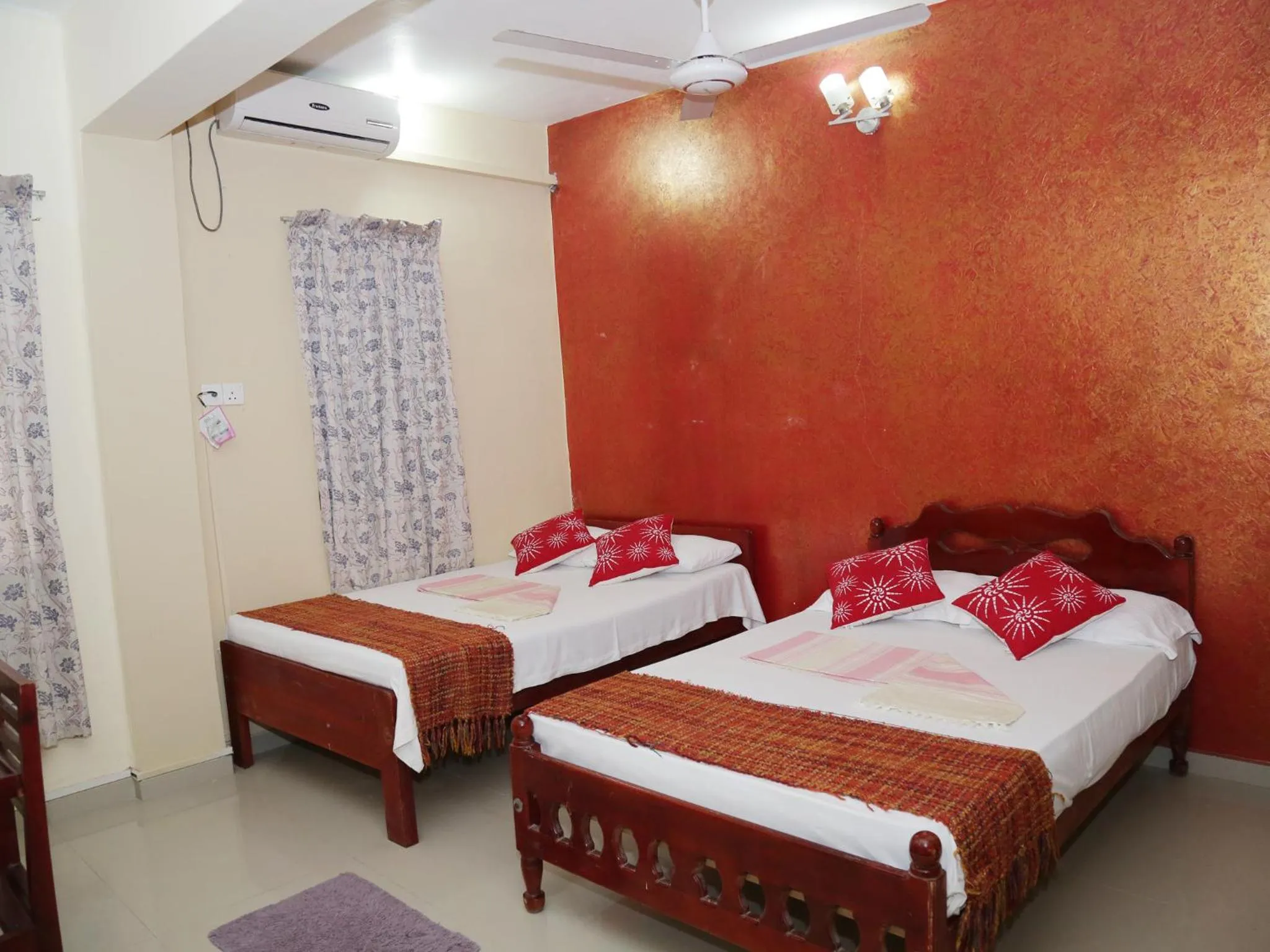 Photo of the whole room, Bed in Dyke Rest