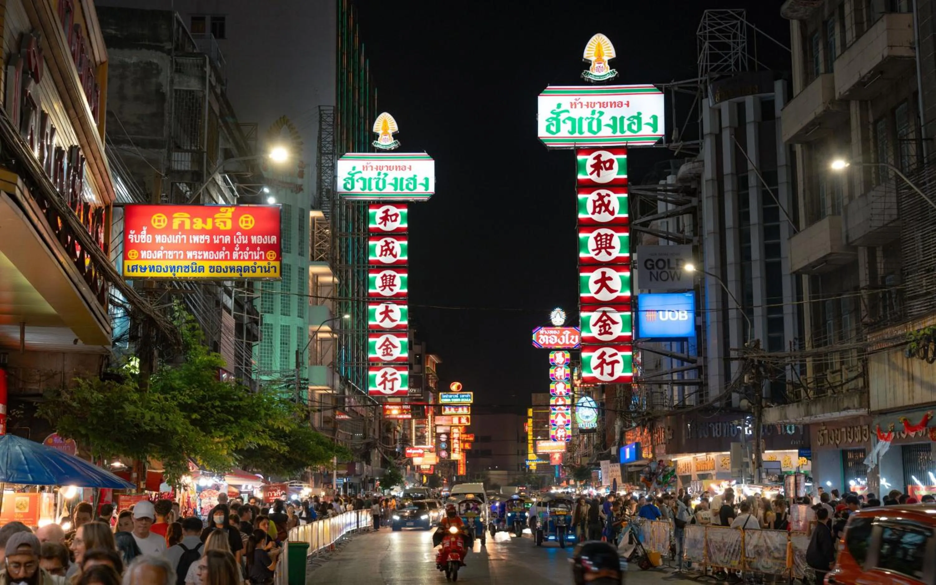 Night in Lub d Bangkok Chinatown - Steps from Sam Yod MRT Station