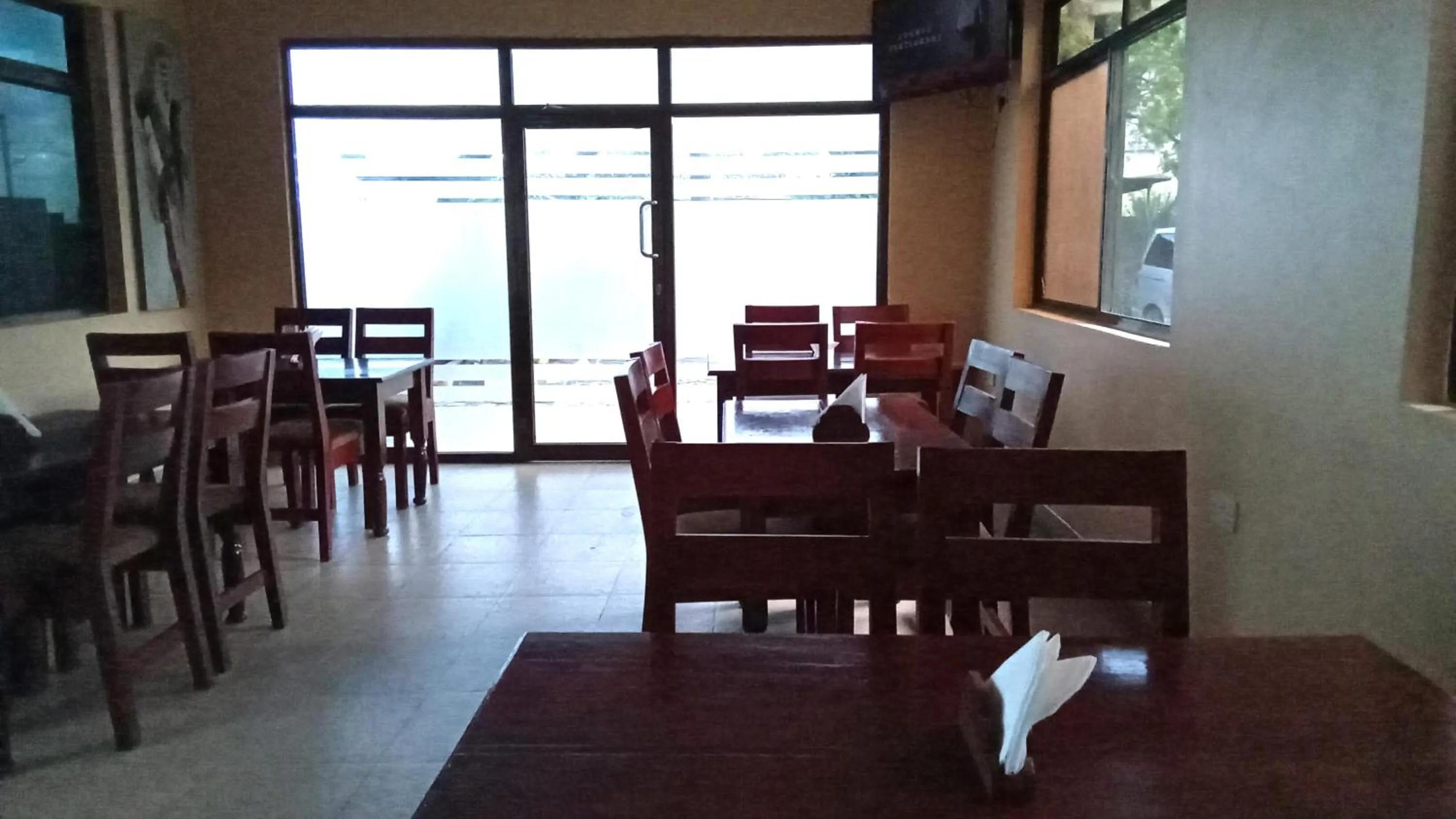 Restaurant/places to eat in Transit Airport B&B