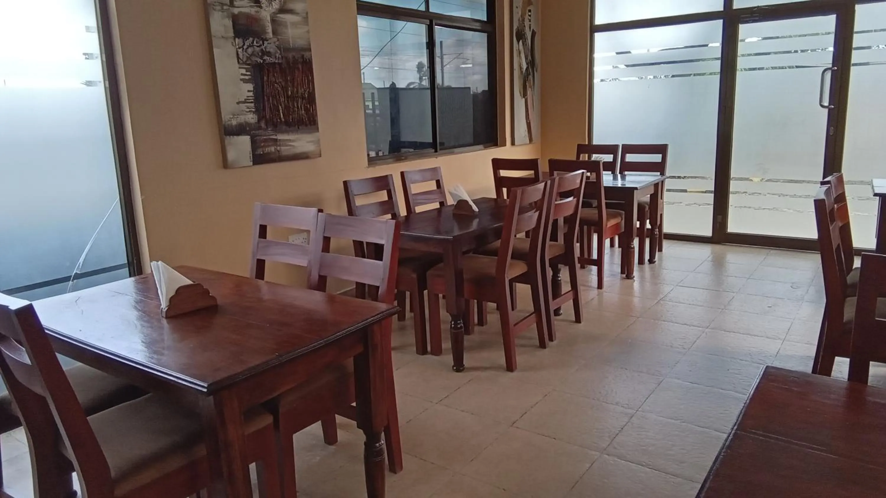 Restaurant/places to eat in Transit Airport B&B