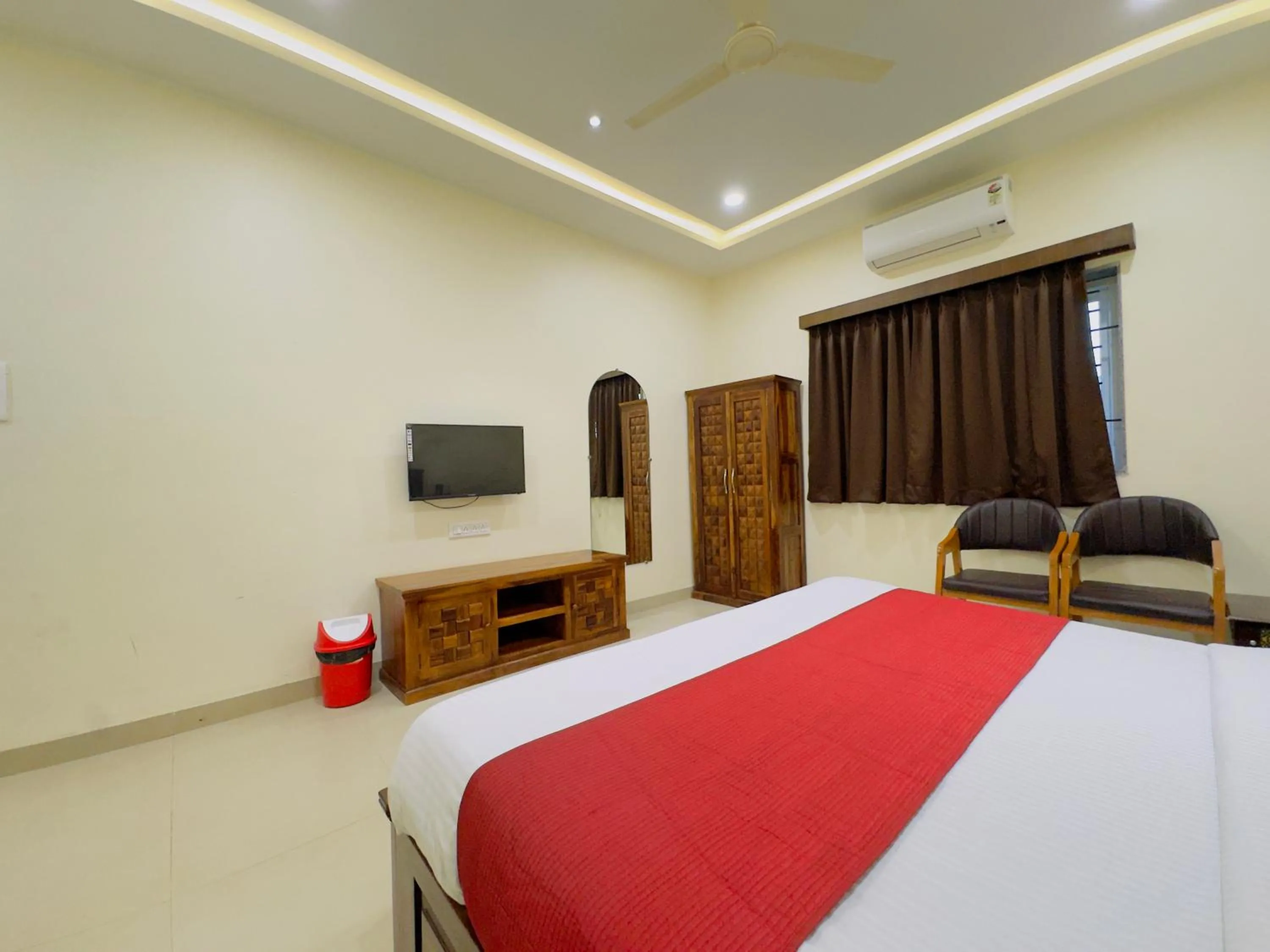 Communal lounge/ TV room, Bed in Hotel Jyotirlinga- One Way Drop to Mahakal Temple