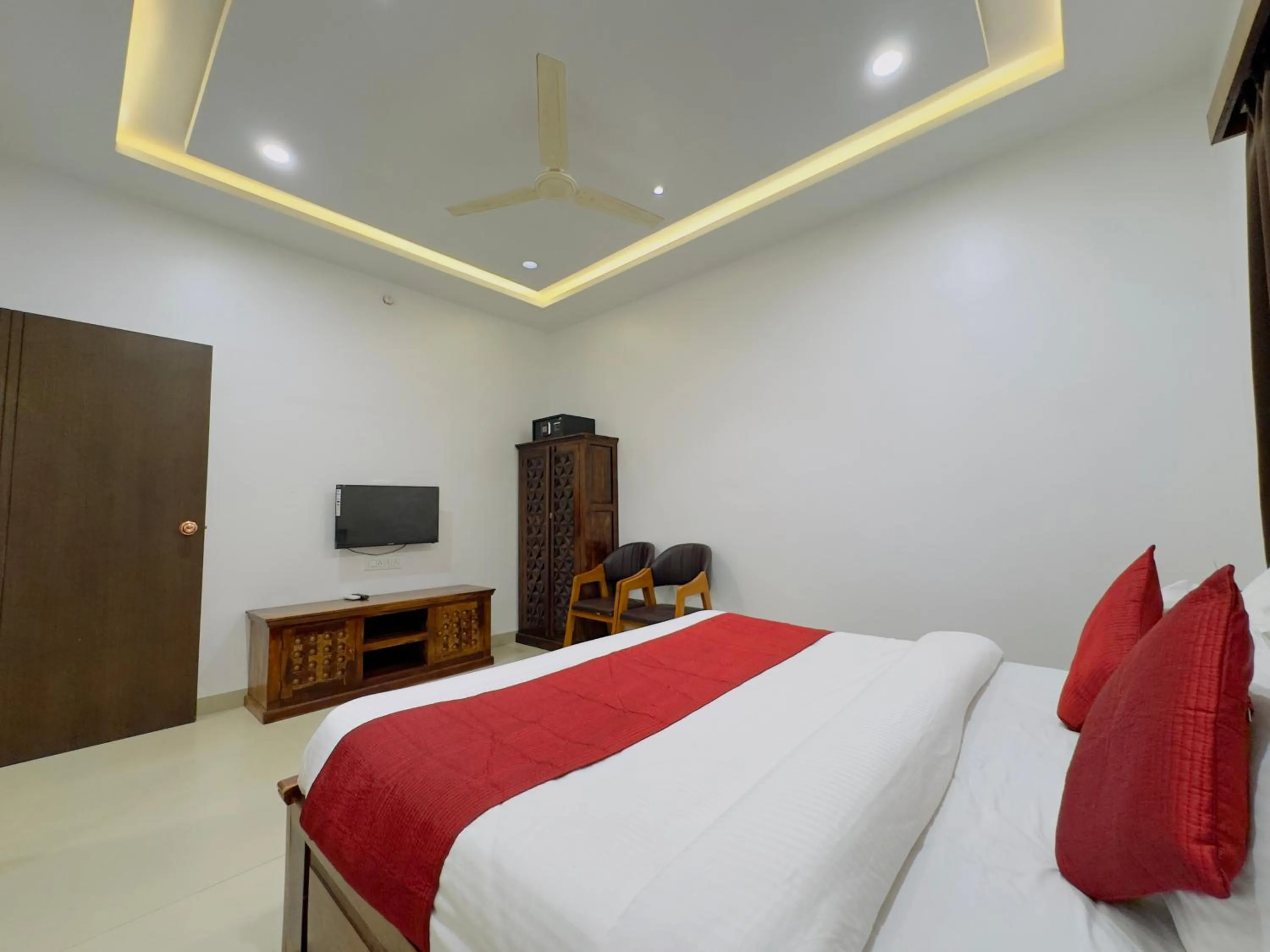 Bed in Hotel Jyotirlinga- One Way Drop to Mahakal Temple
