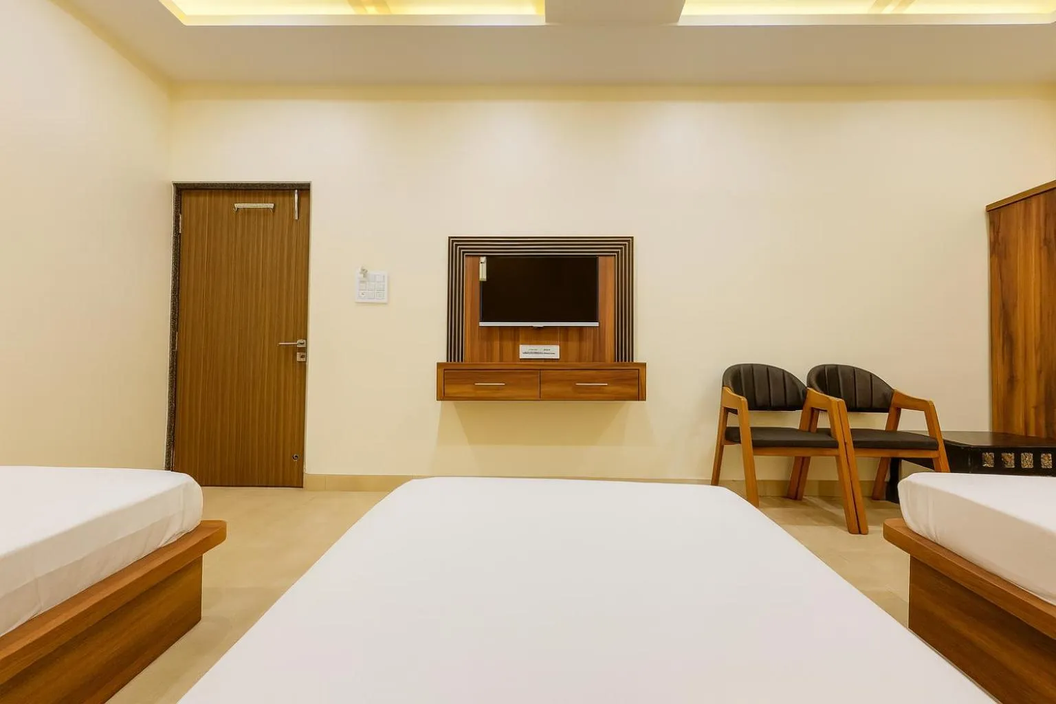 Photo of the whole room, Bed in Hotel Jyotirlinga- One Way Drop to Mahakal Temple