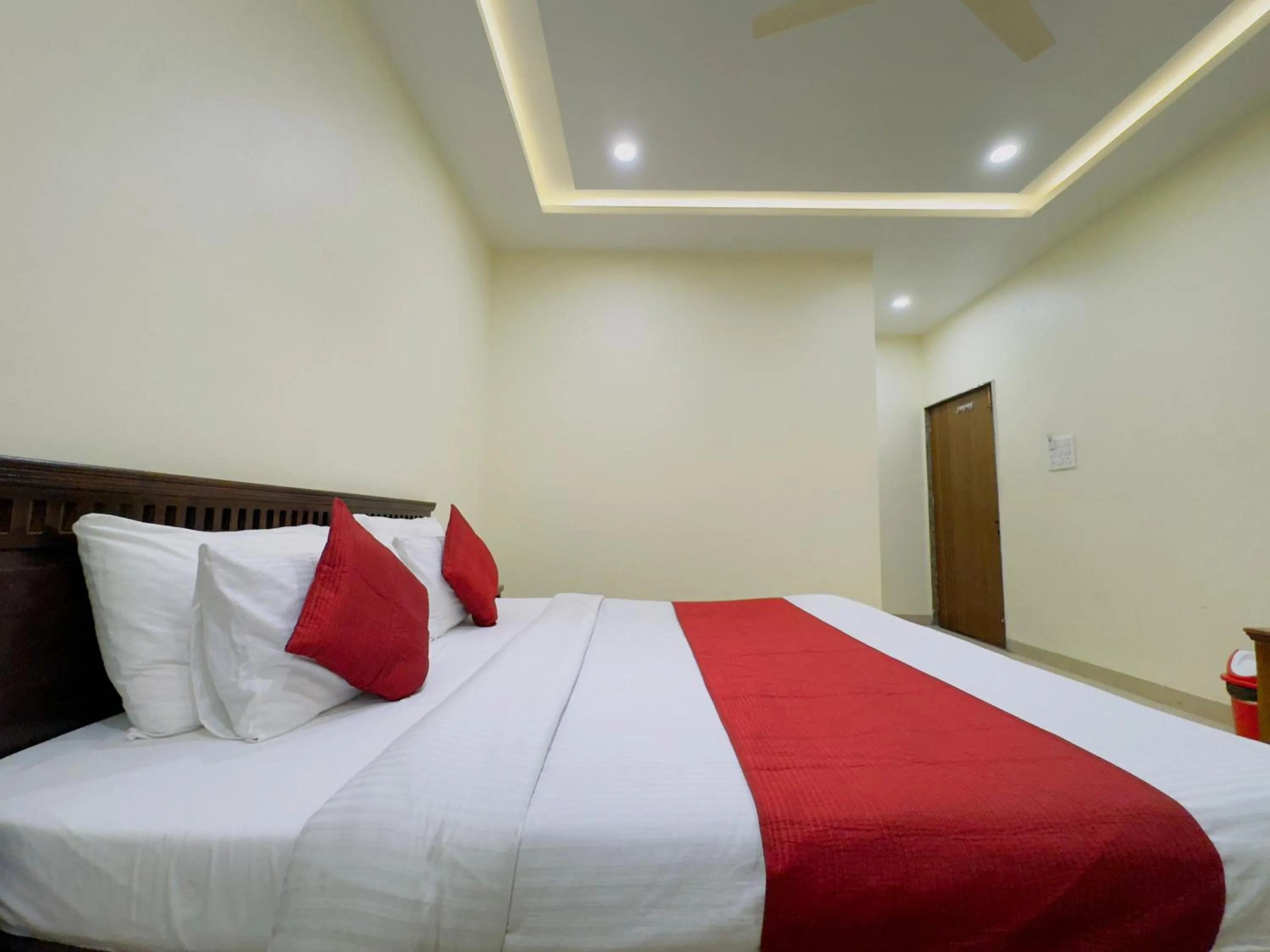 Photo of the whole room, Bed in Hotel Jyotirlinga- One Way Drop to Mahakal Temple